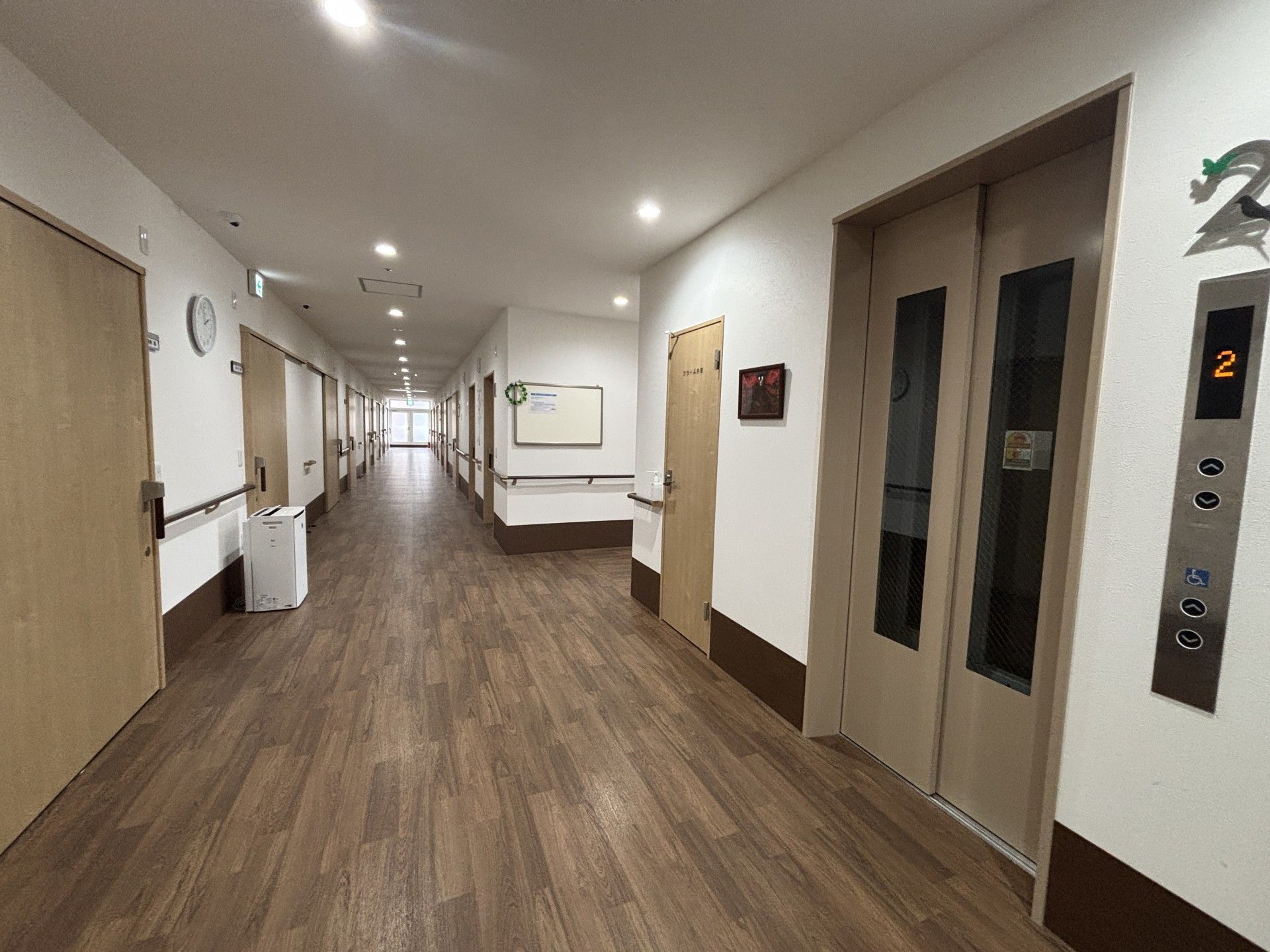 明るい廊下とエレベーター