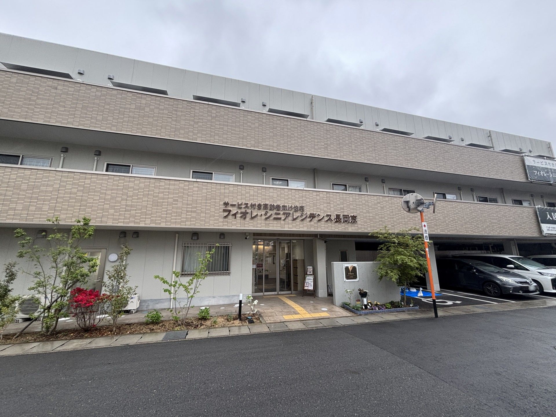 建物の正面玄関