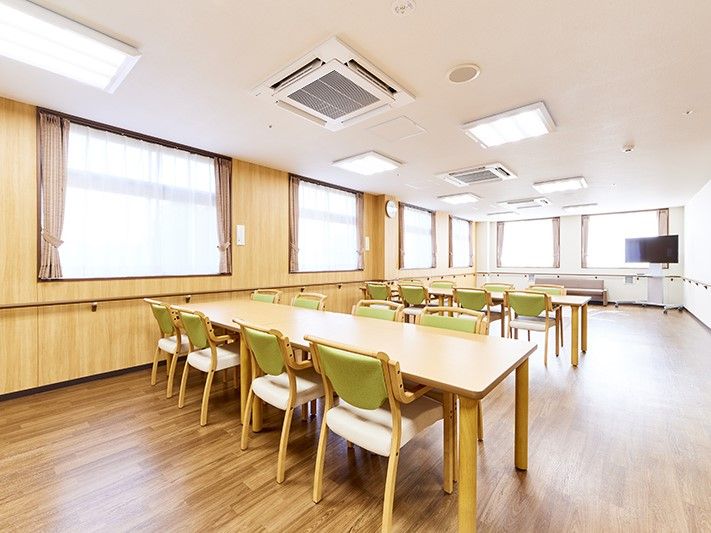 明るく広々とした食堂