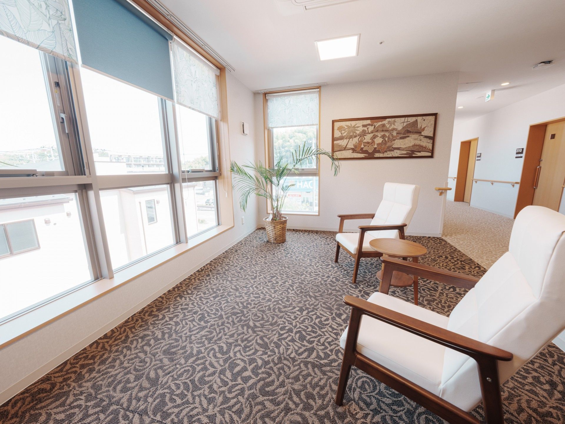 日差しが差し込むくつろぎスペース