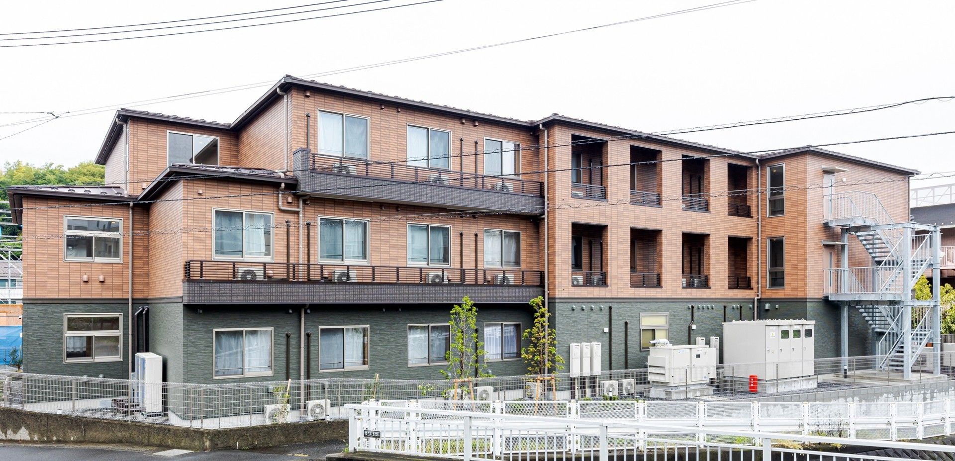 木造の三階建て建物