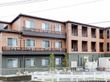 木造の三階建て建物