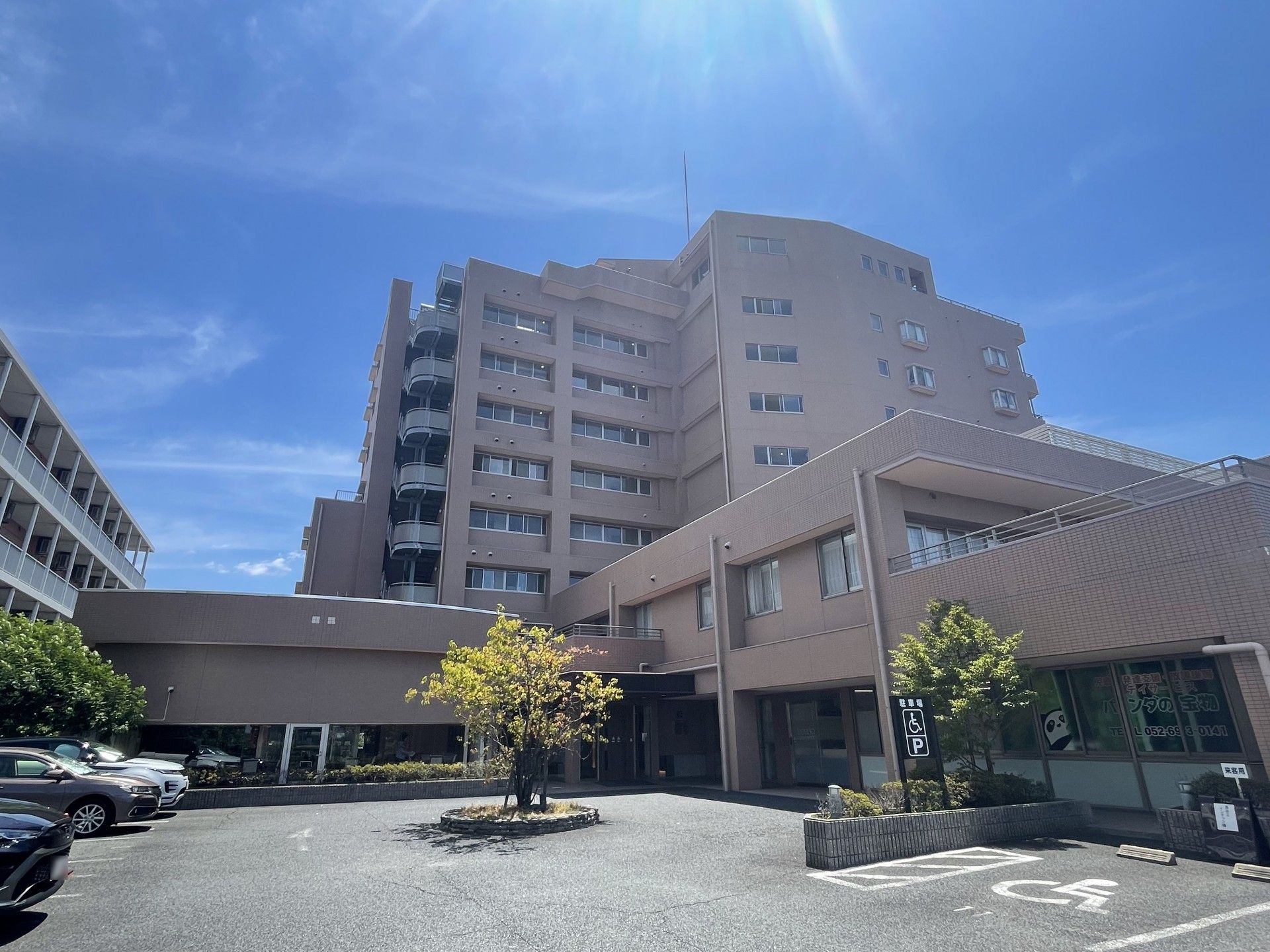 テレビやローテーブルとソファーを配置した洋室の手前に畳の敷かれた和室