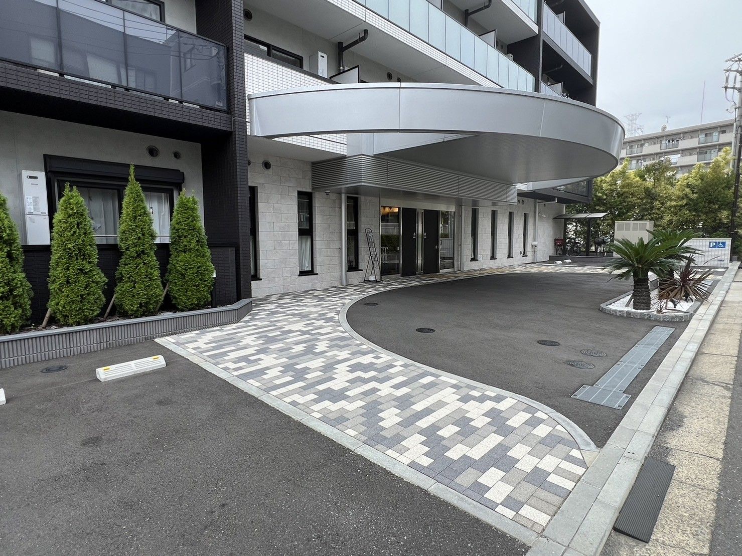 モダンな建物のエントランス