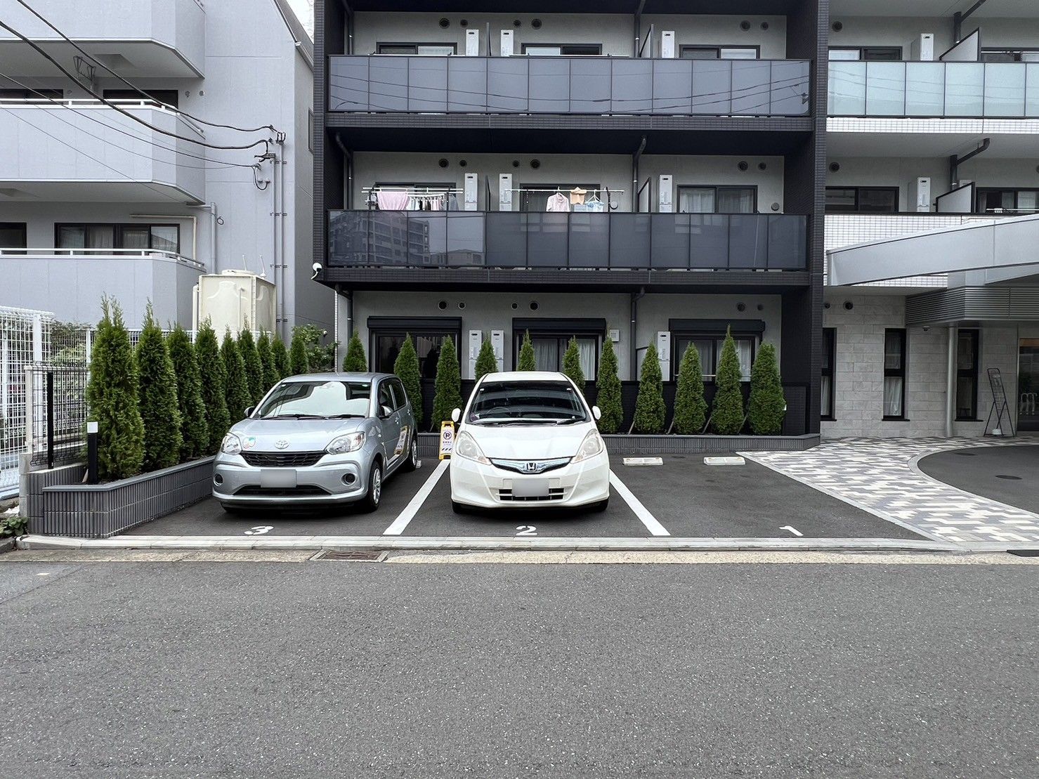 清潔感のある建物のエントランス