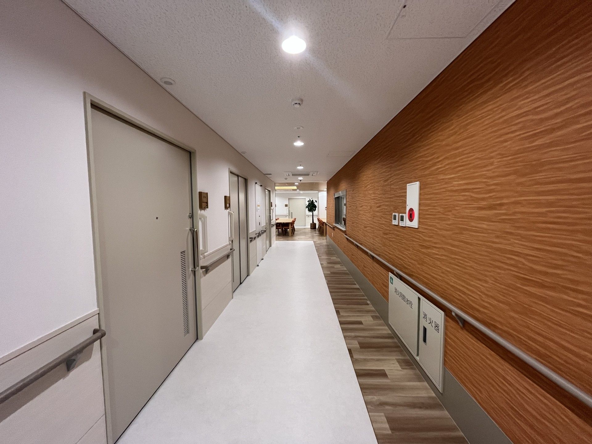 安全な手すり付き廊下