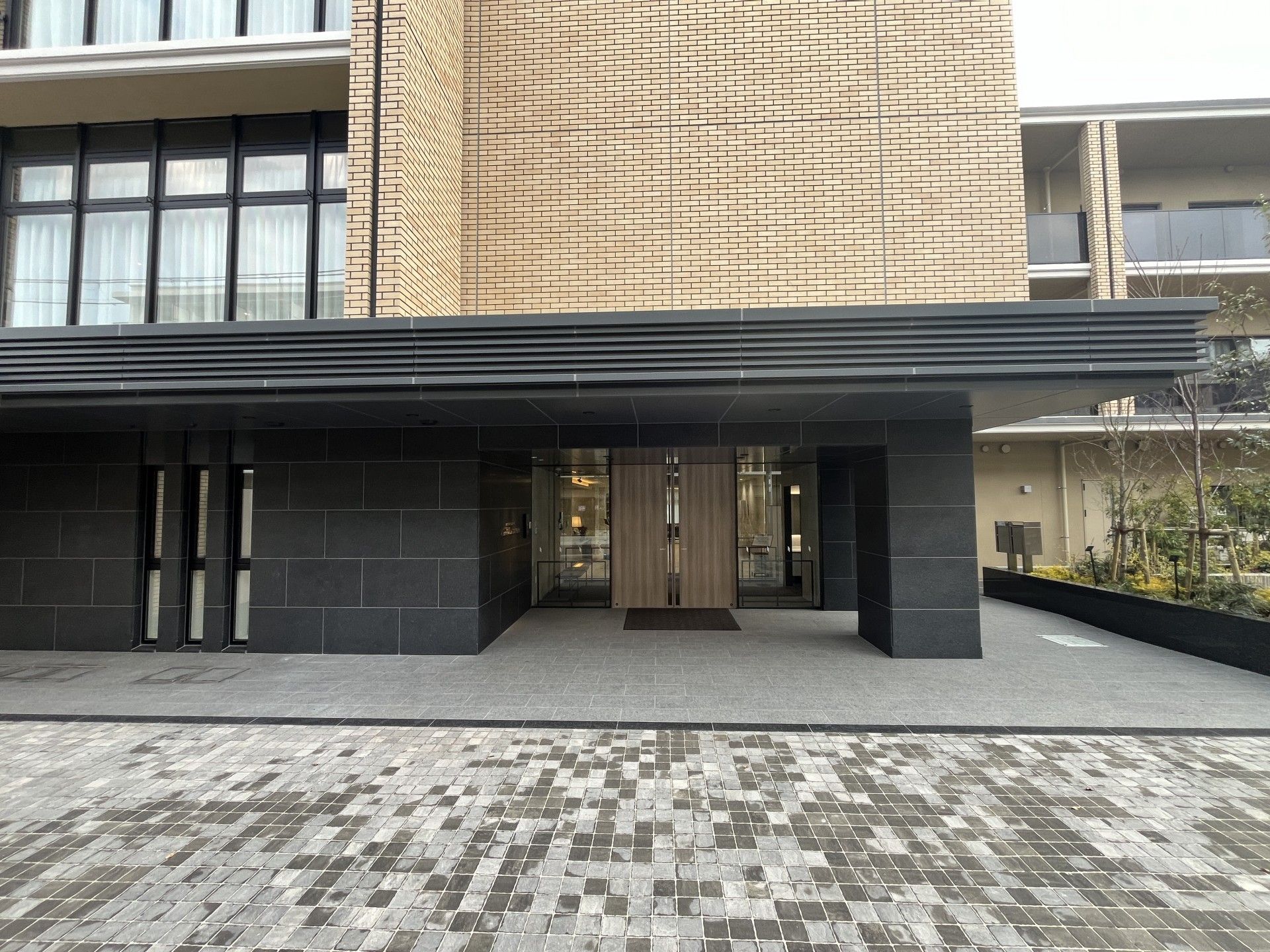 モダンな建物のエントランス