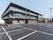 イリーゼ南柏別邸の看板があり、周囲を緑で囲まれた3階建て老人ホーム