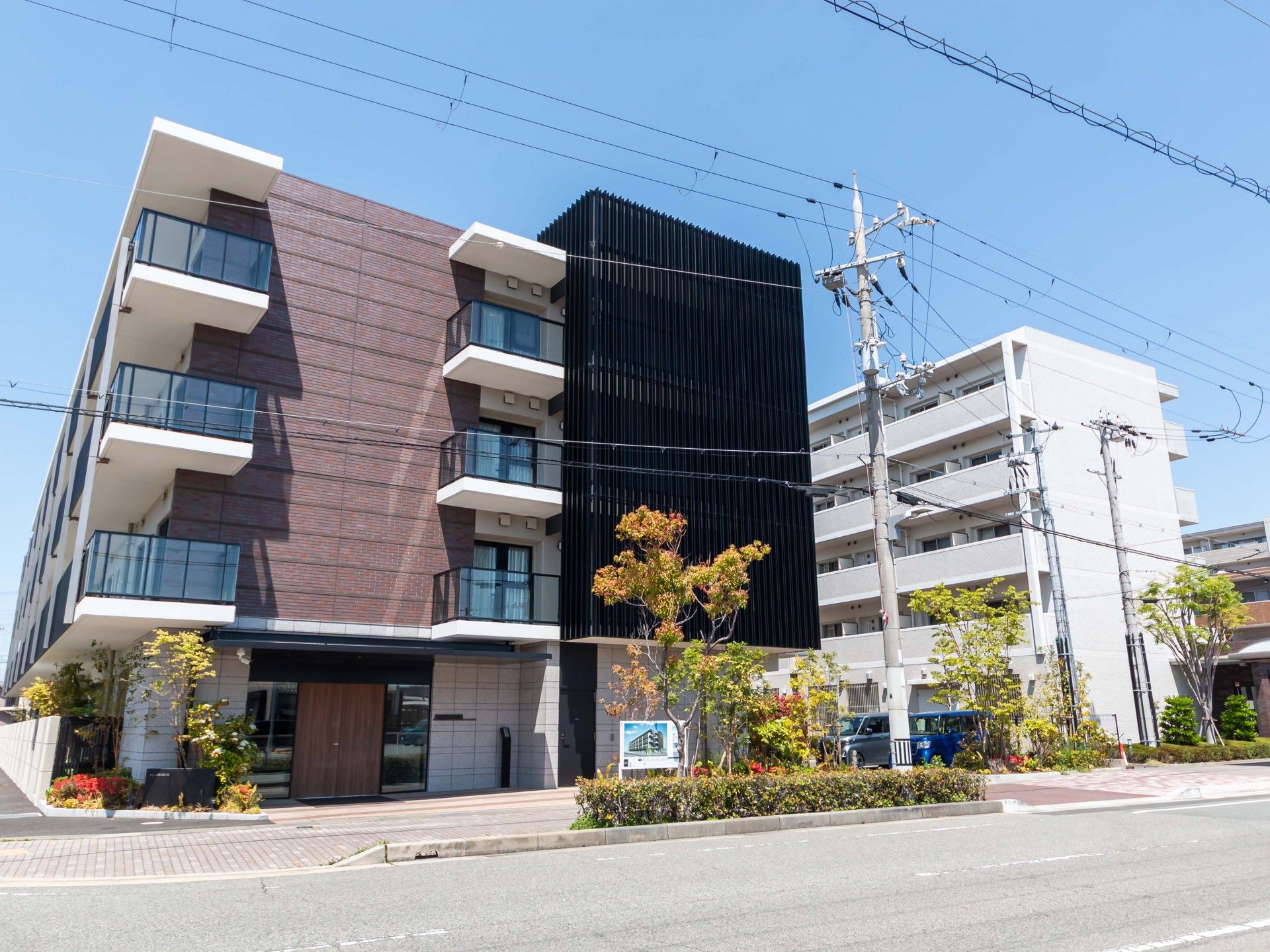 落ち着いた外観の建物