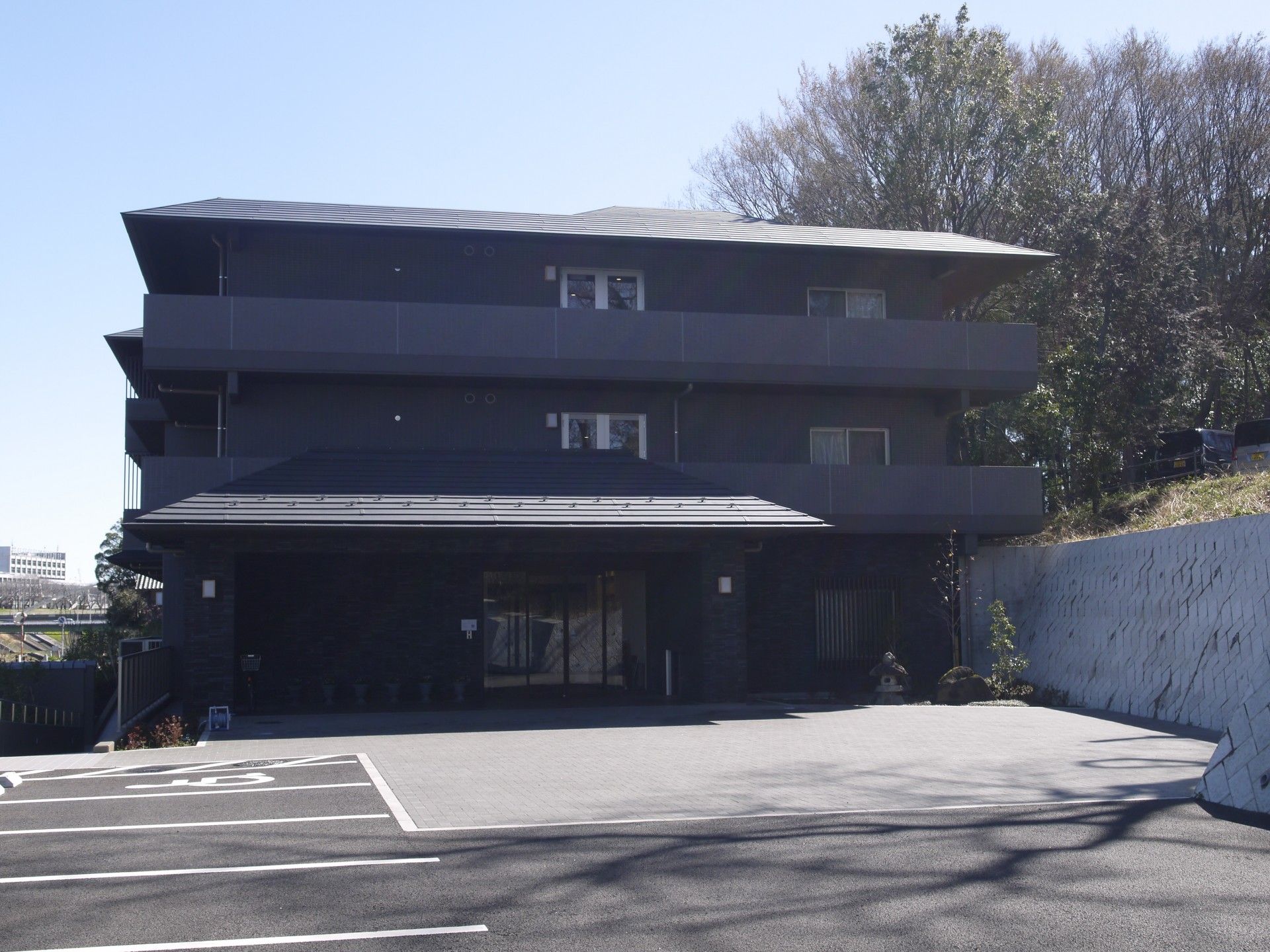 モダンな建物のエントランス