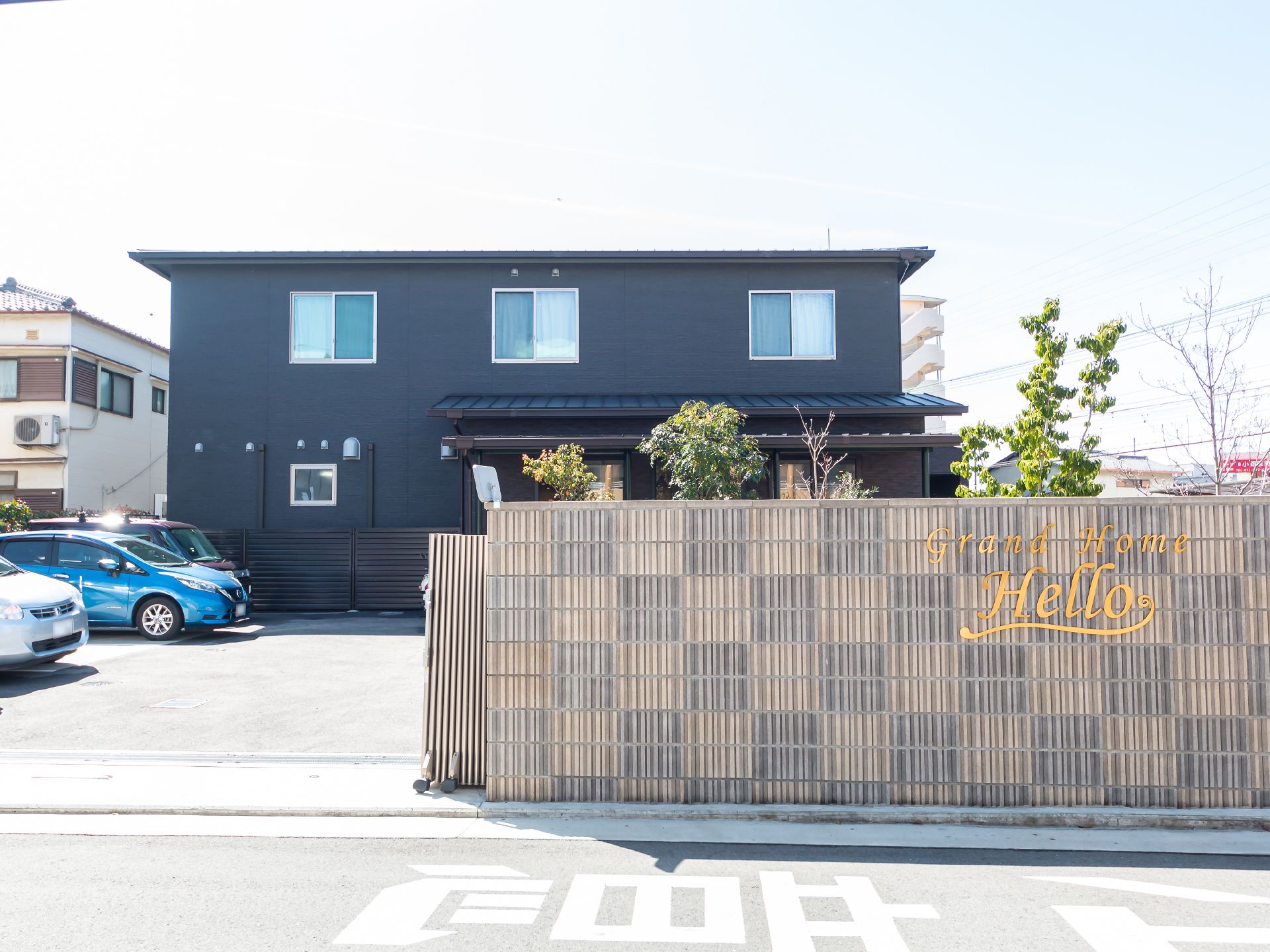 2階建てのサービス付き高齢者向け住宅の外観