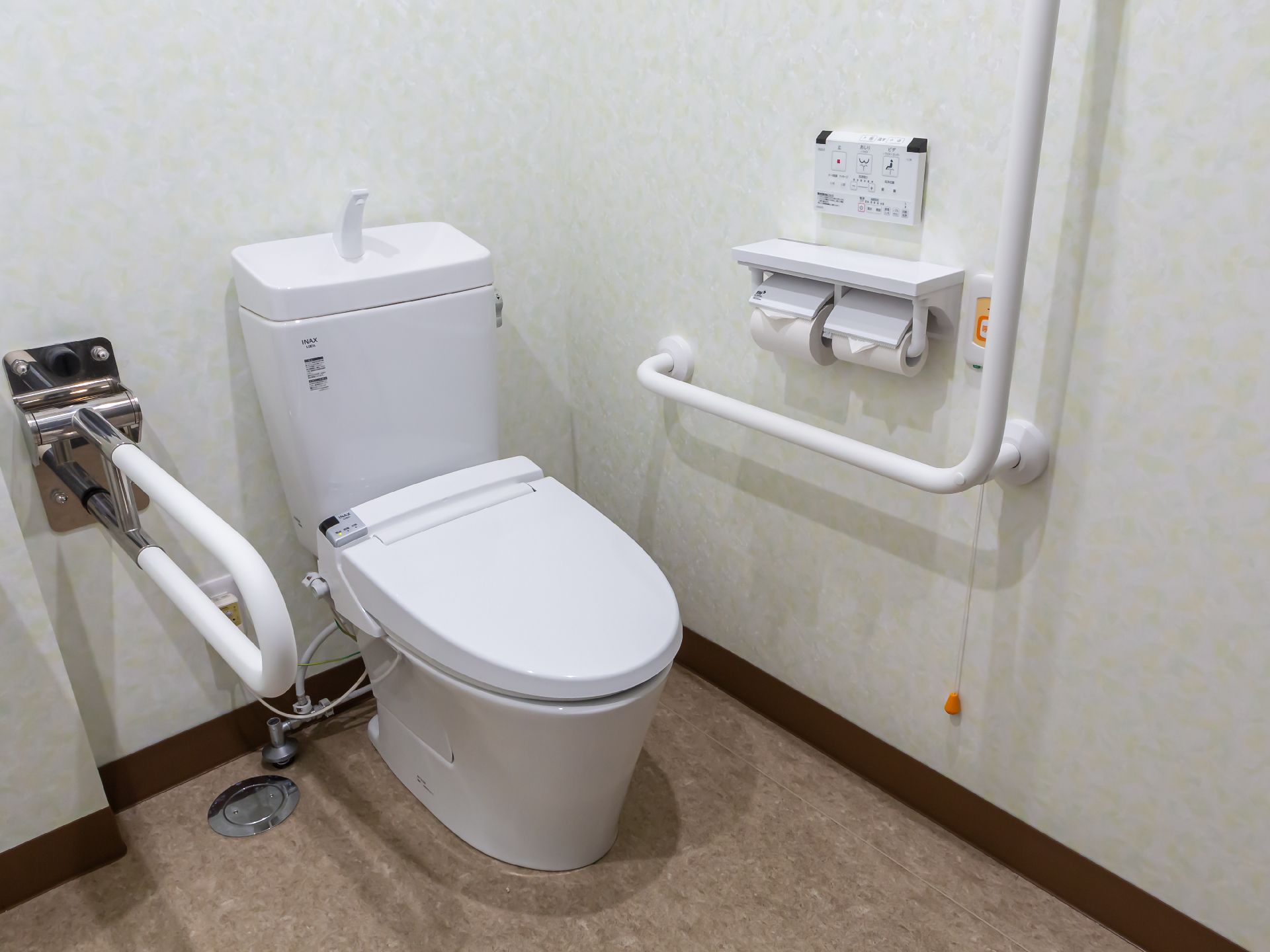 Ｌ字型手すりが設置されたトイレ