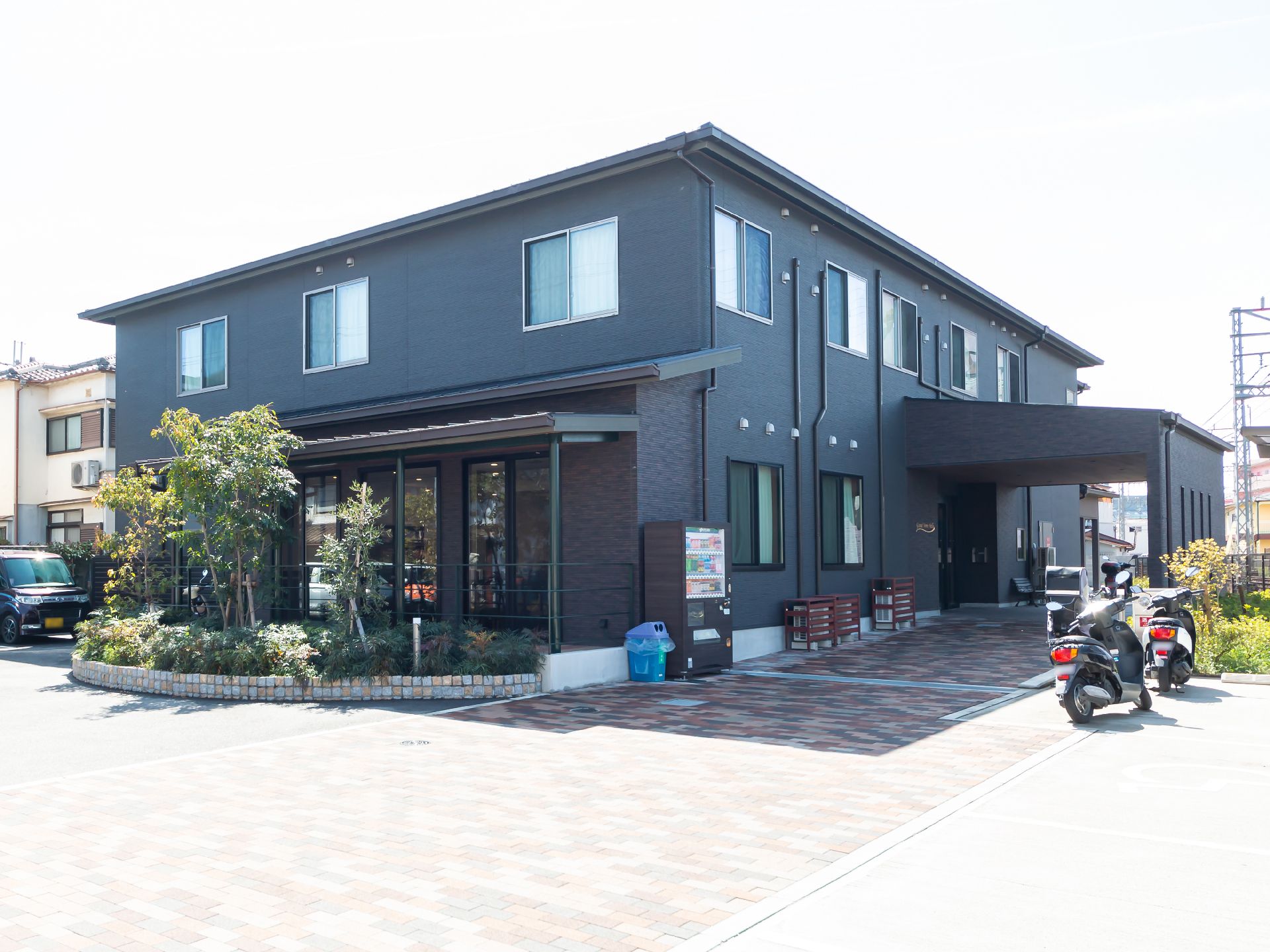 2階建てのサービス付き高齢者向け住宅の外観