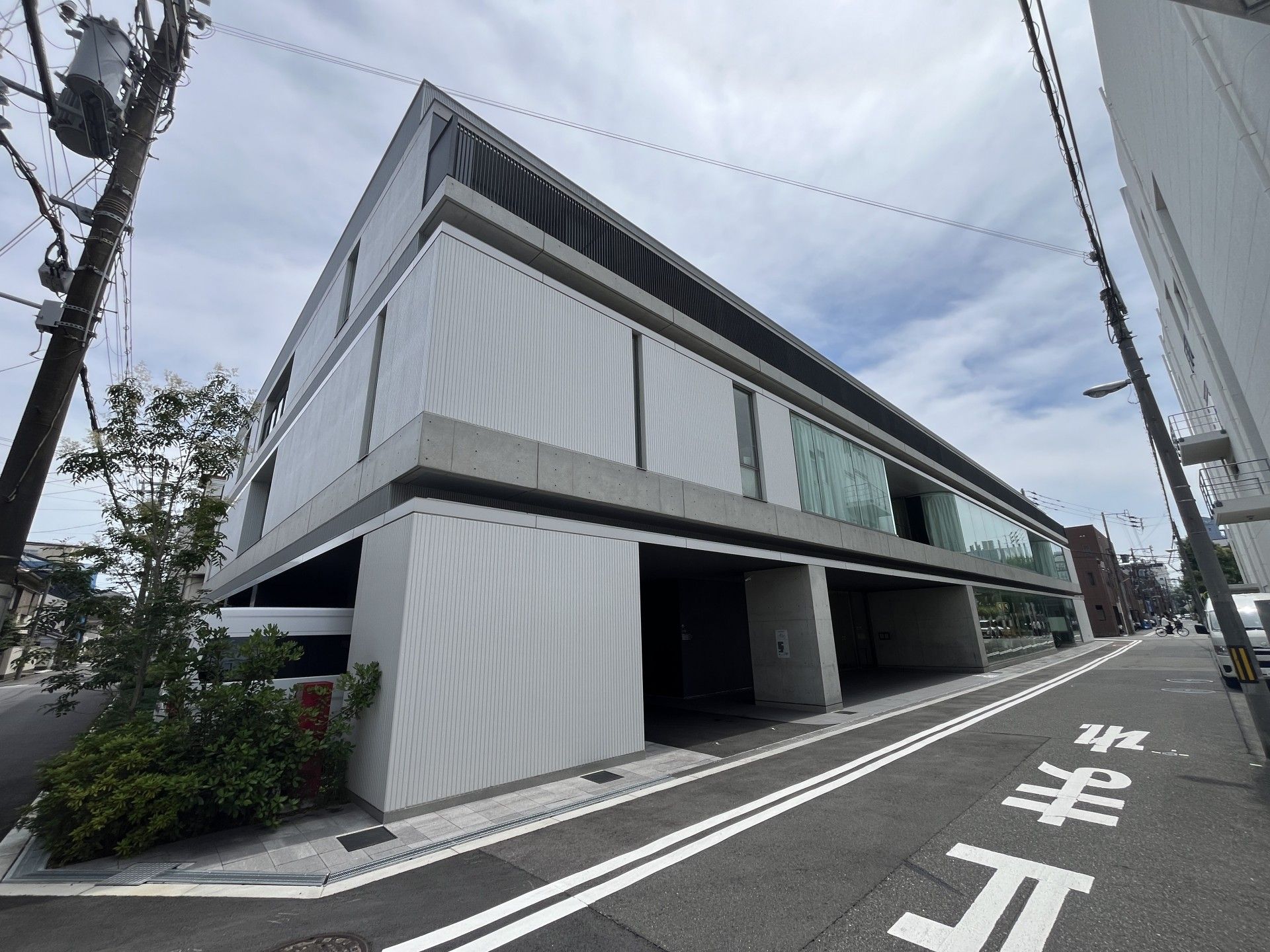 モダンな建物の外観