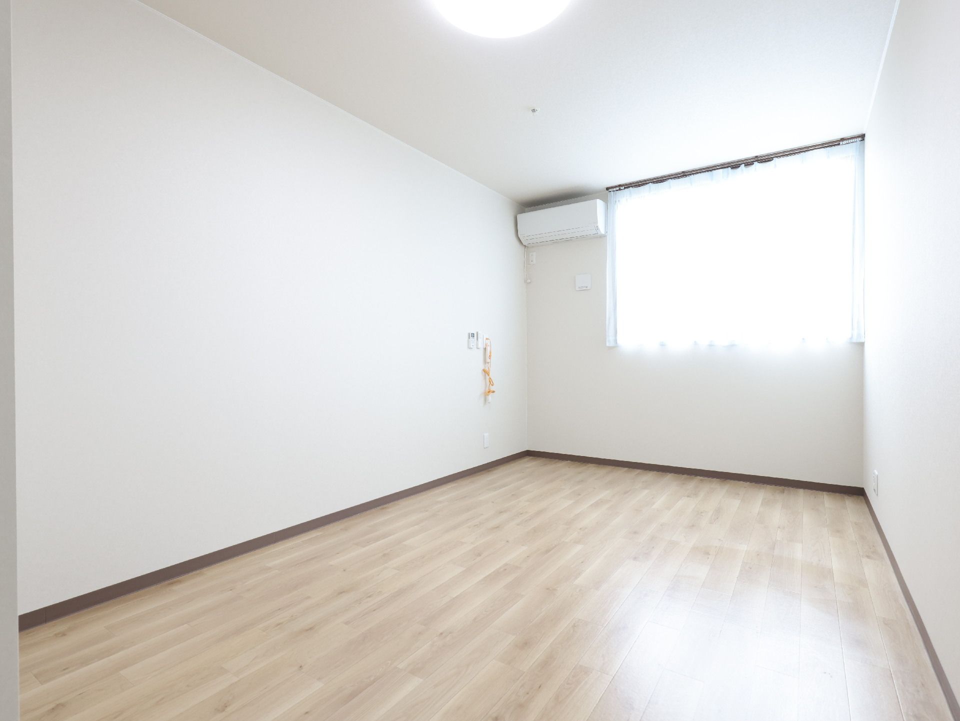 窓があるので日差しが差し込む広々とした居室