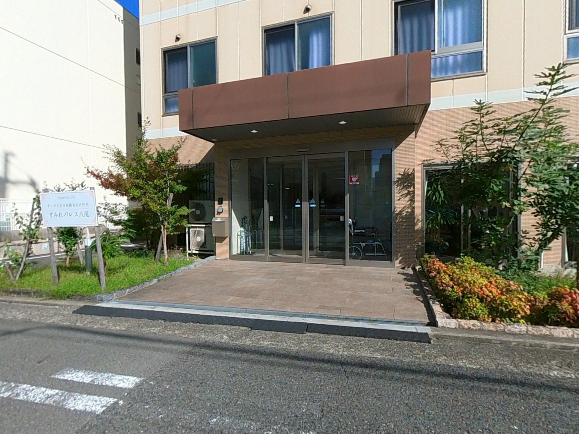 入り口が広い建物正面