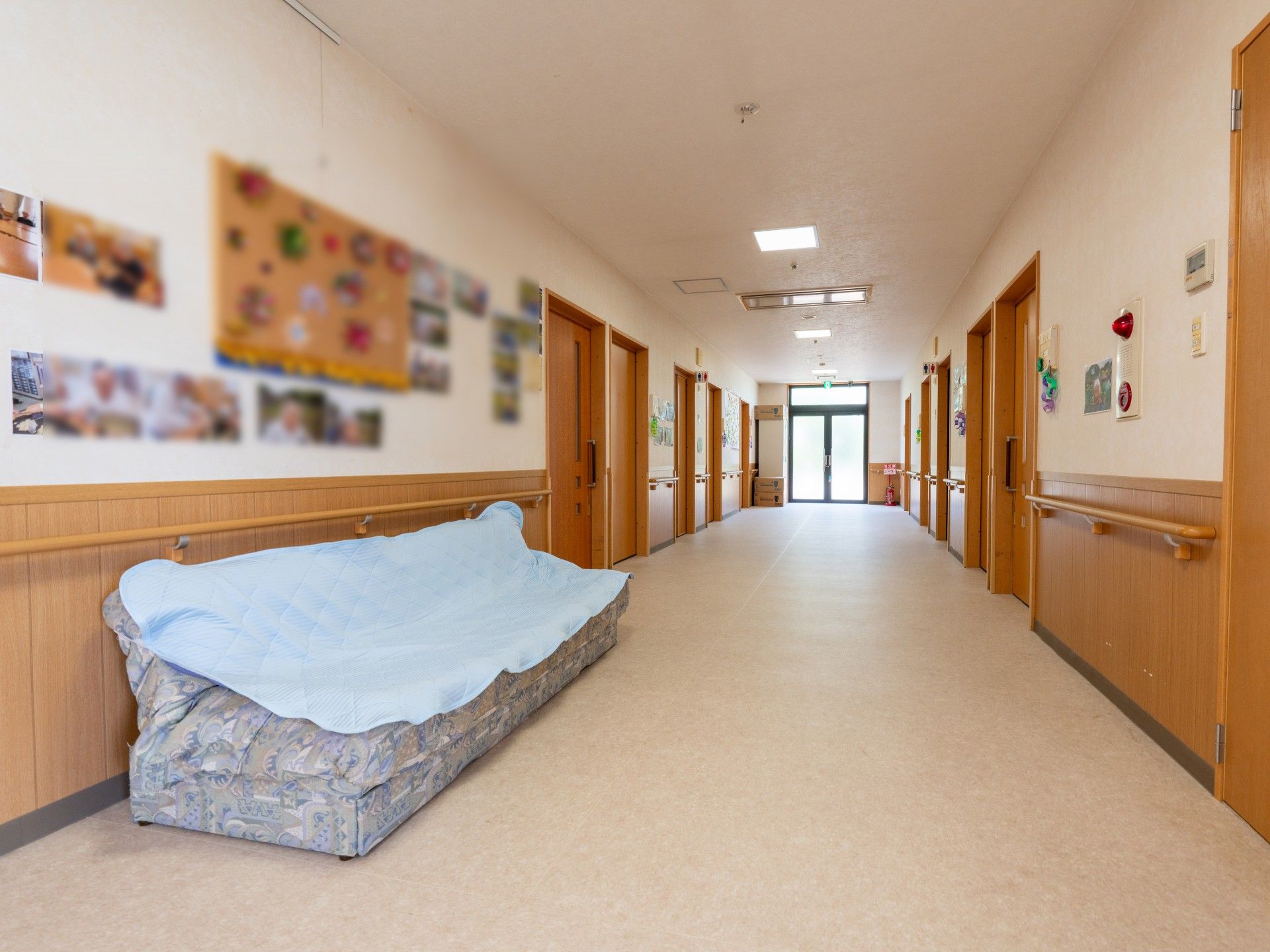 長い廊下とソファ