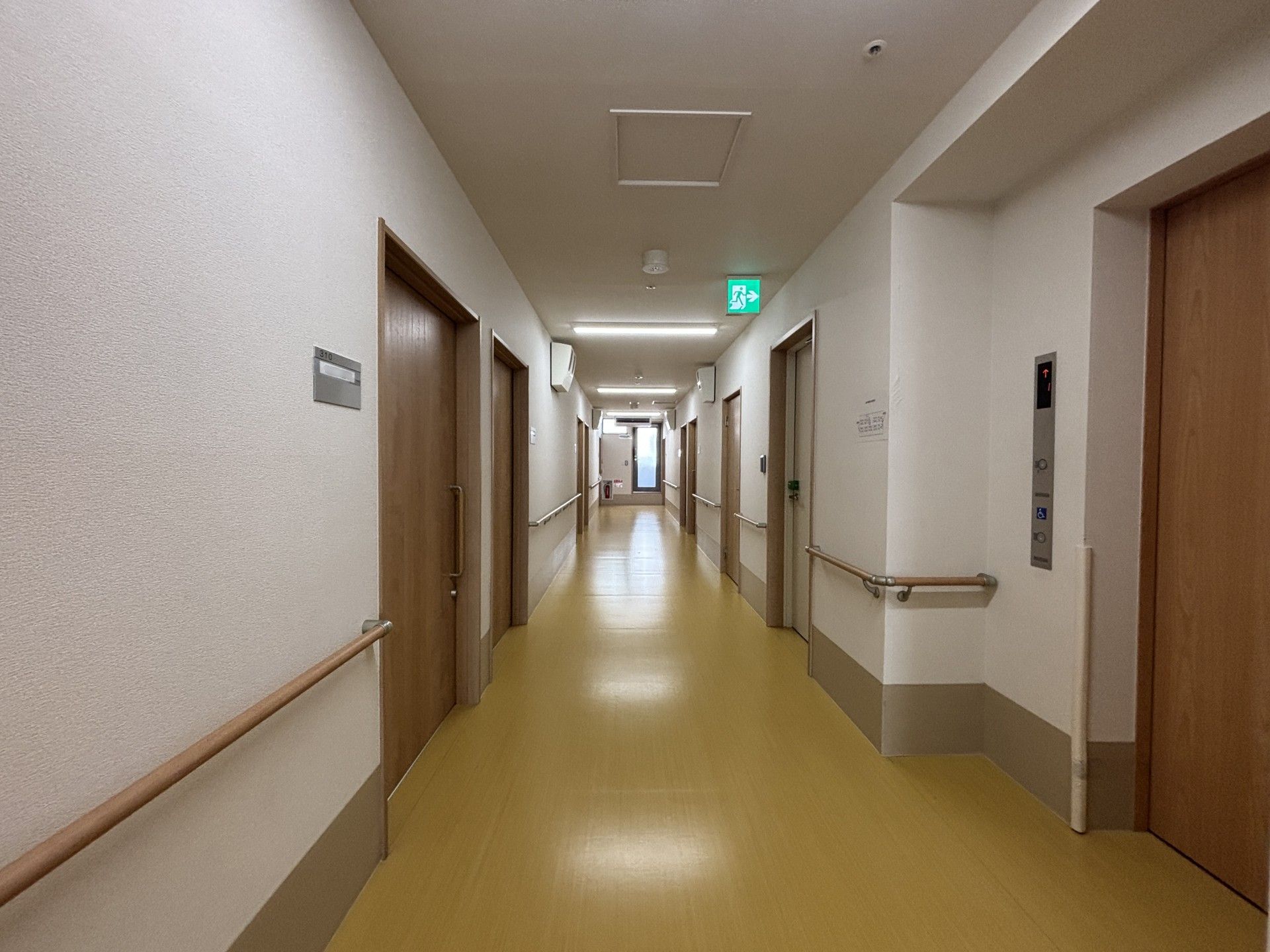 手すり付きの廊下
