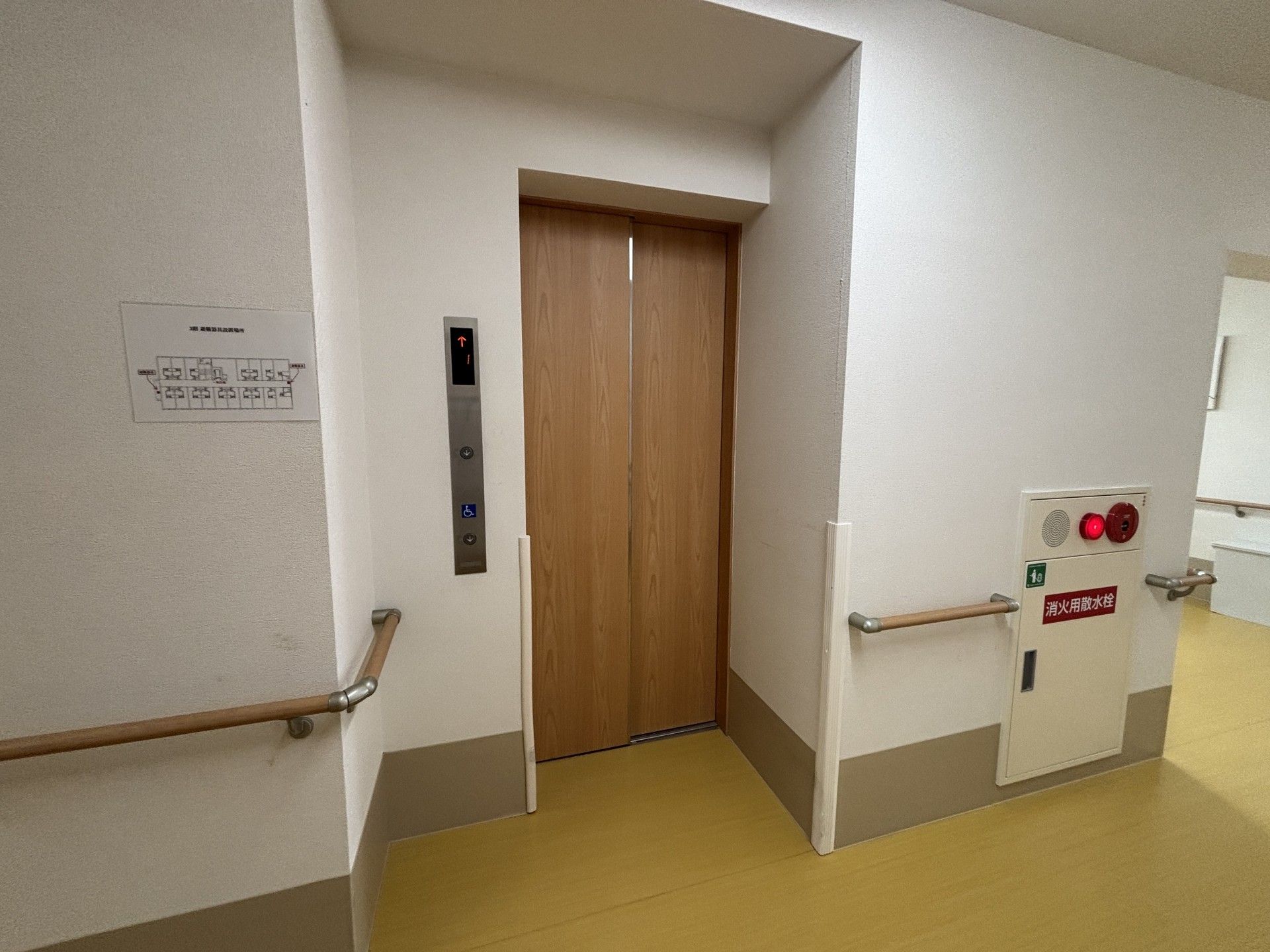 エレベーター前の廊下