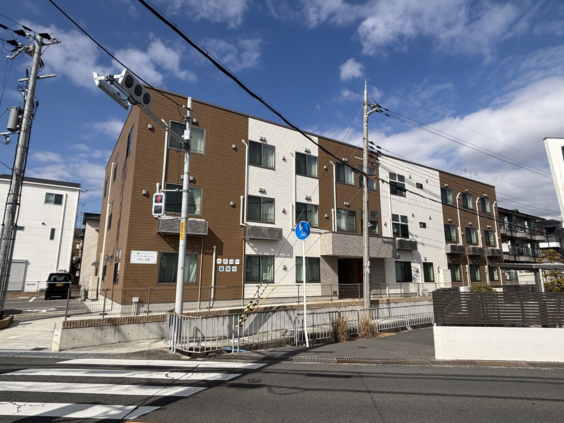 三階建ての建物外観