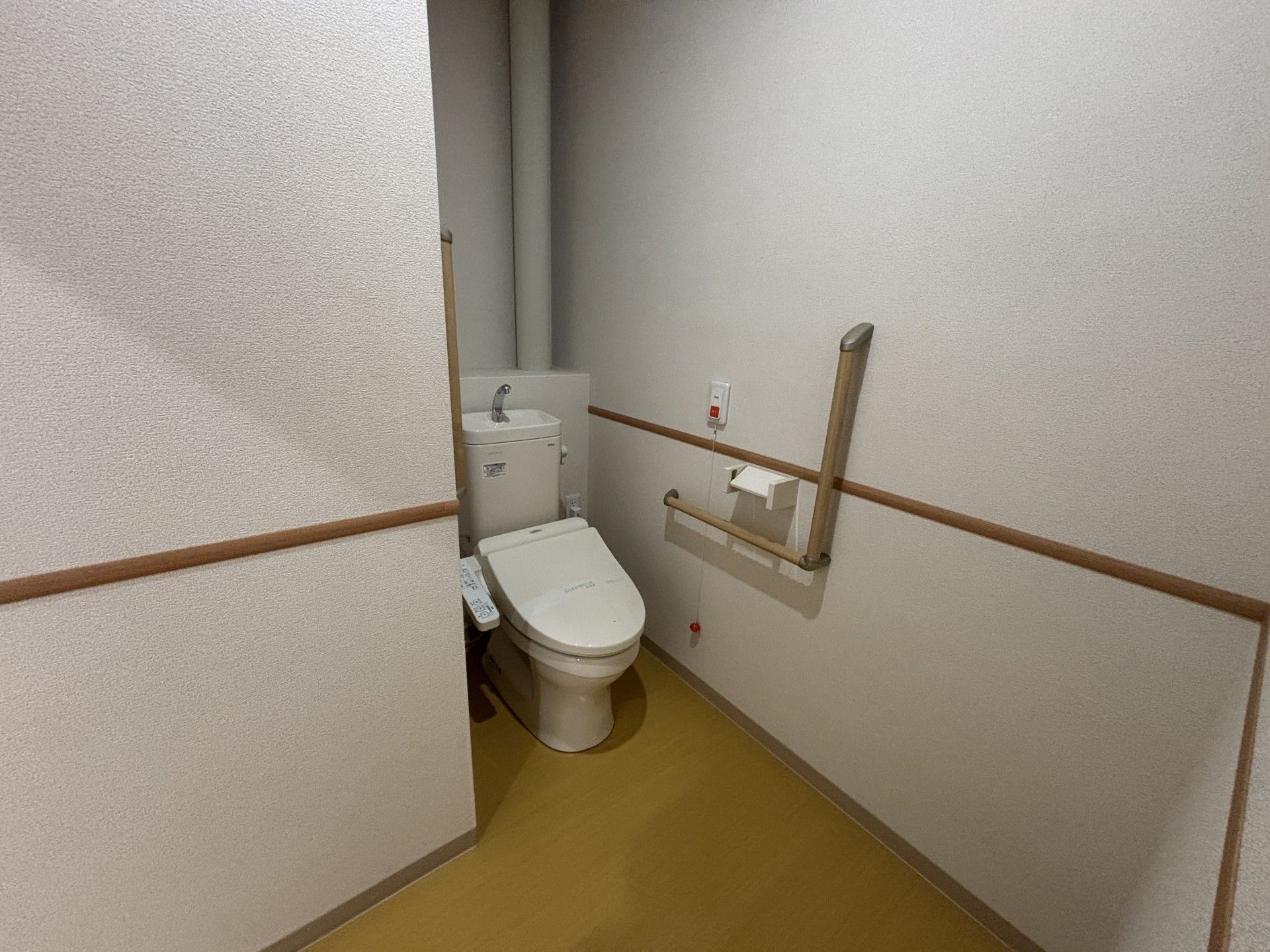 手すり付きのトイレ