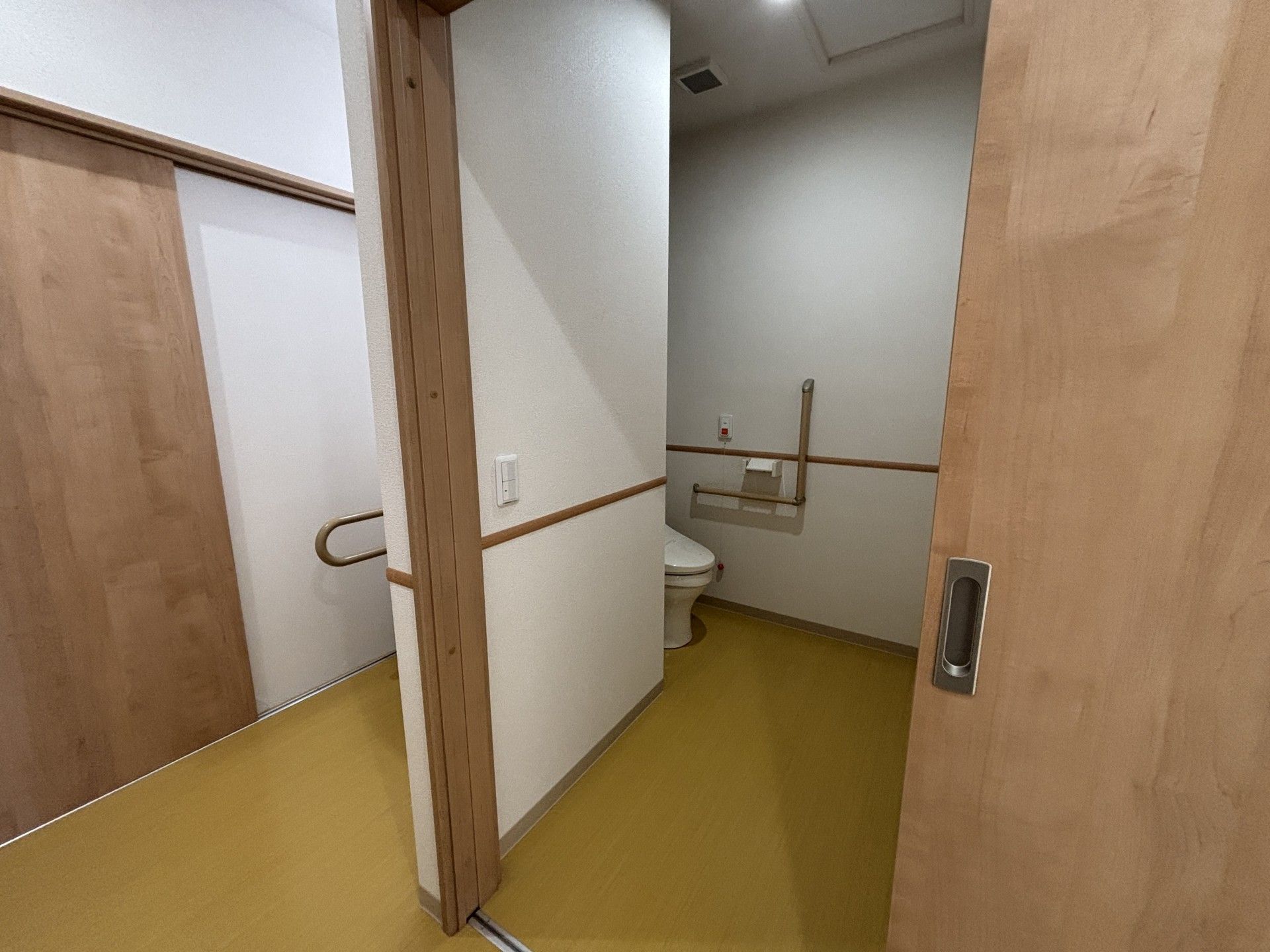 手すり付きのトイレ