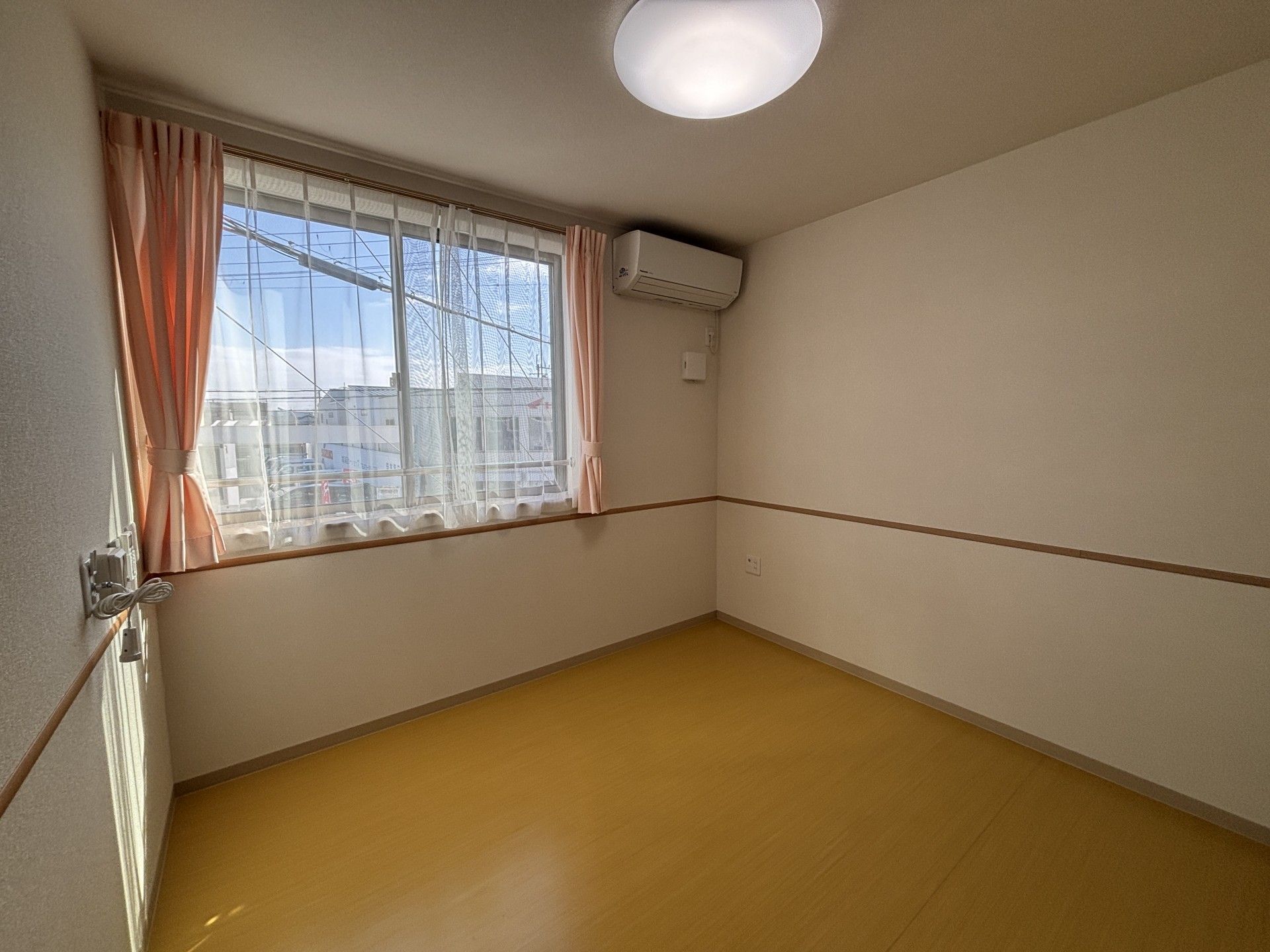 日差しが差し込む部屋