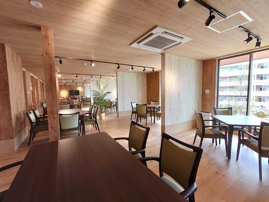 カフェ風の食堂で、美味しく楽しく食事をお召し上がりいただけます。