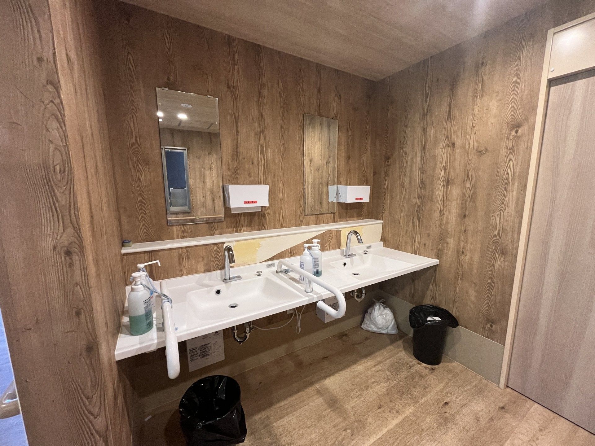 木目調の洗面台