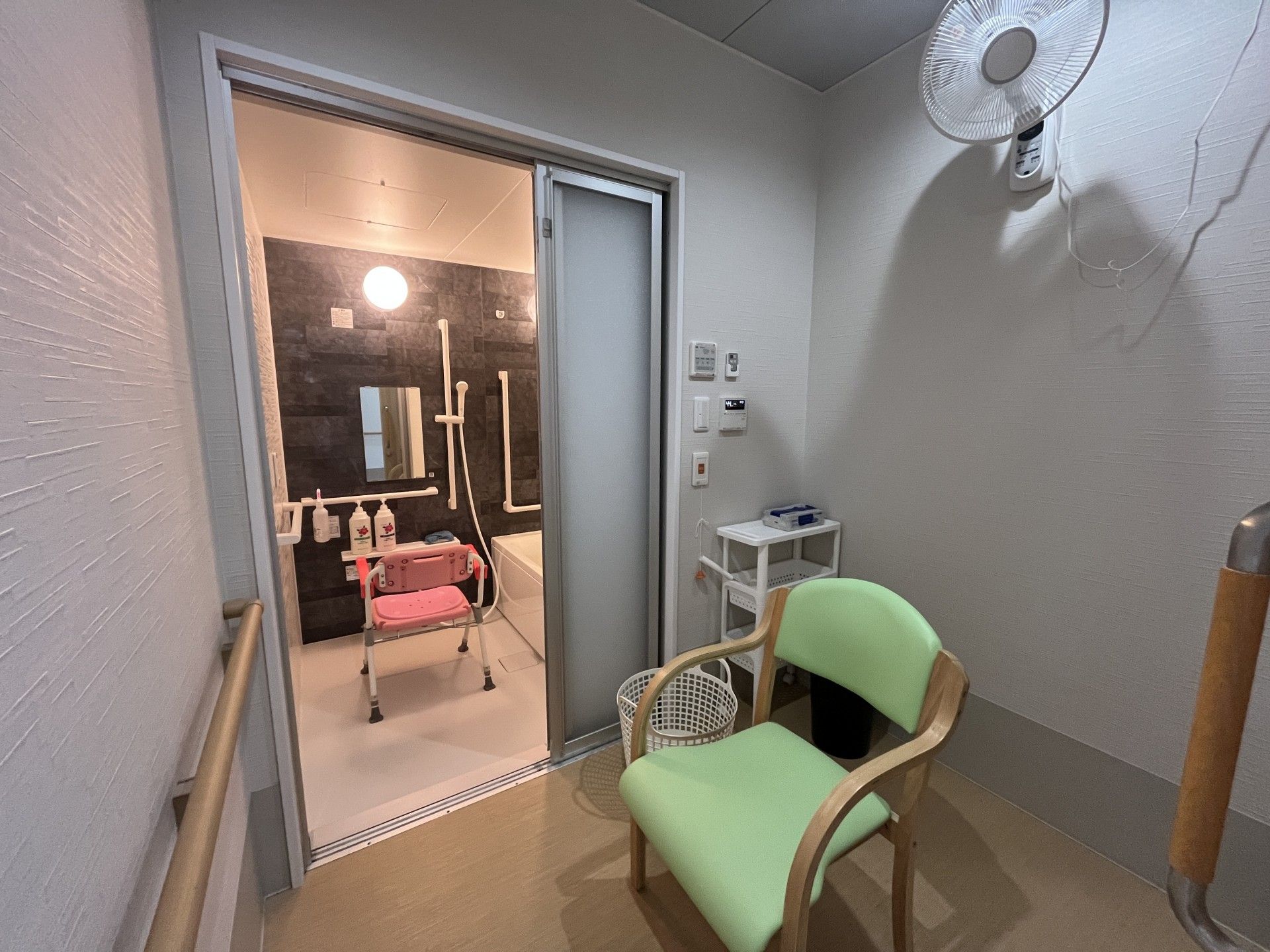 安全な入浴設備の部屋