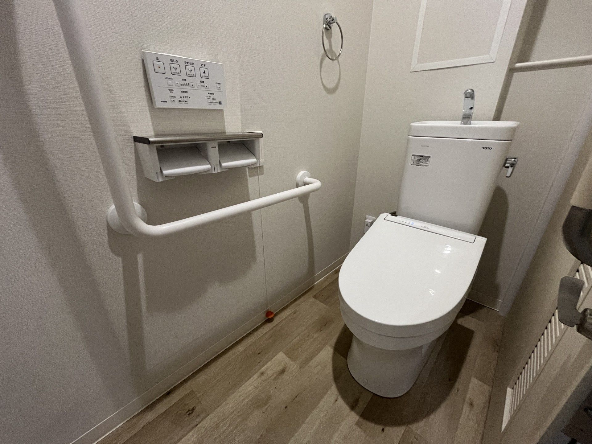 手すり付きのトイレ