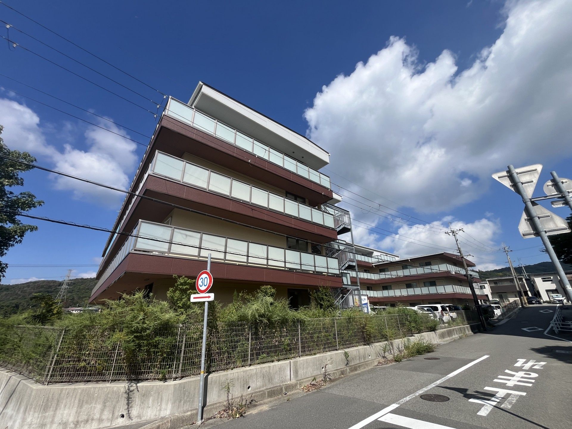 青空の下の建物外観