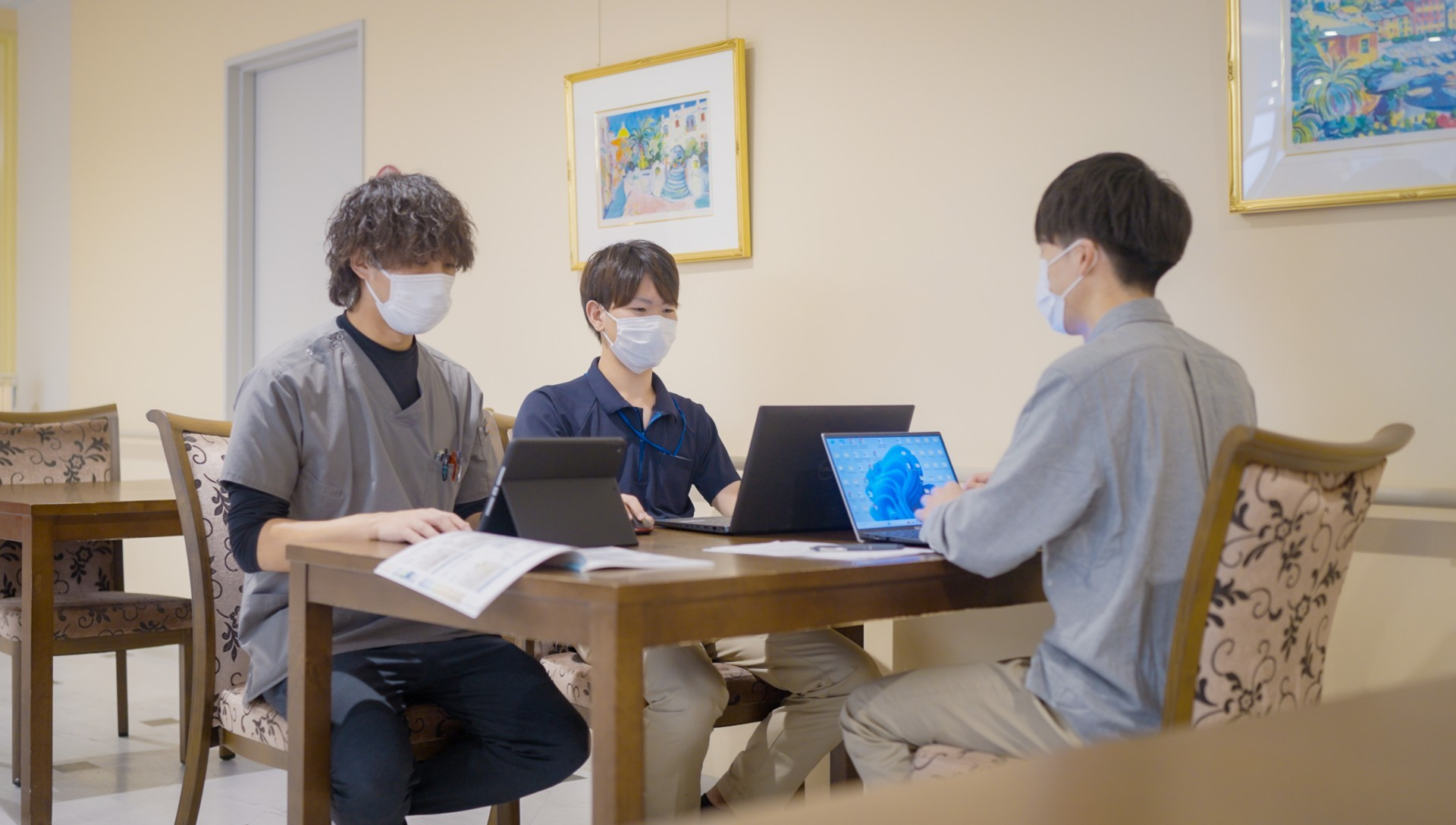 炊き立てのご飯をしゃもじでつぐ瞬間。ふっくらと炊きあがっている。