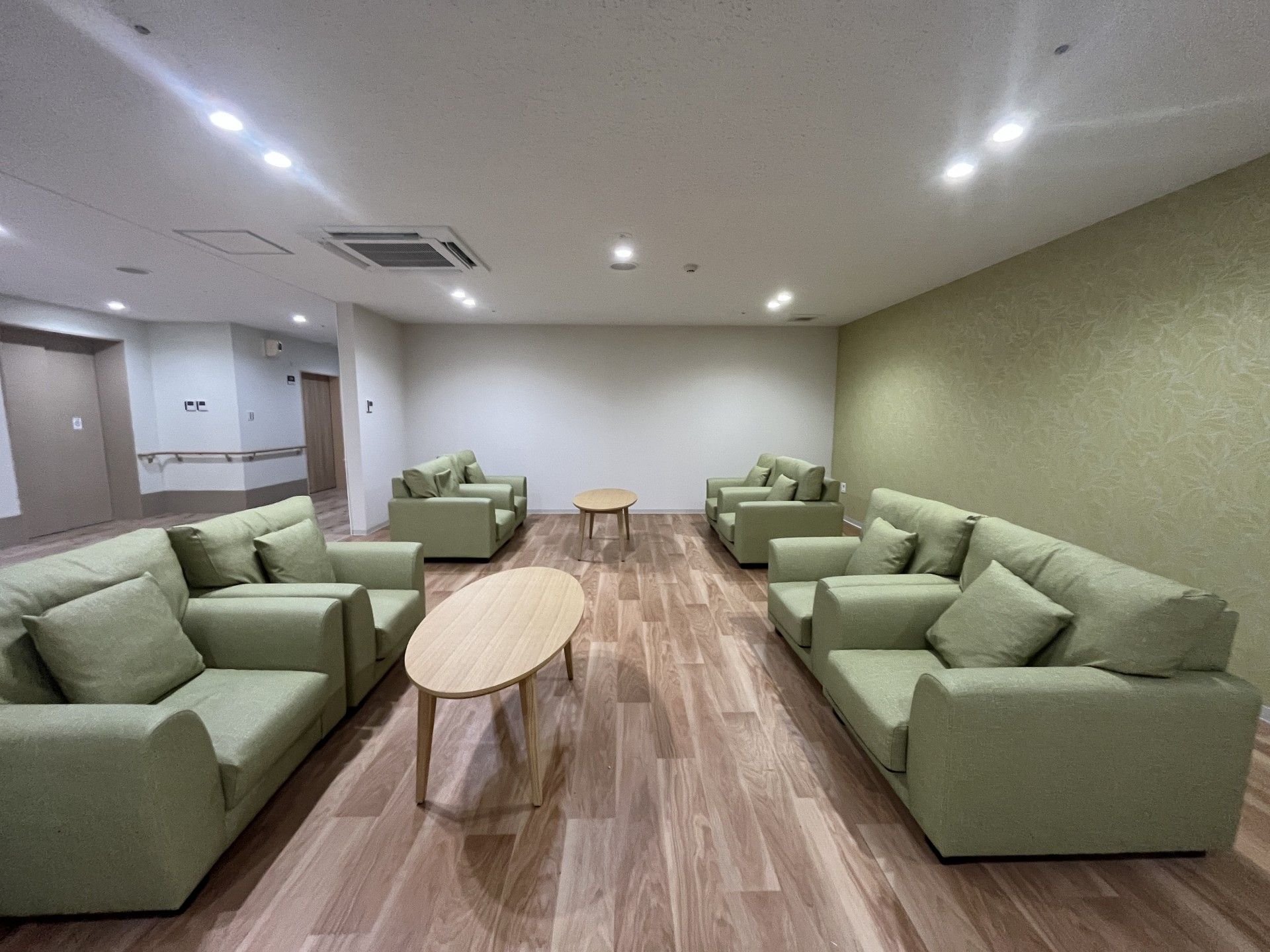 落ち着いた色合いの部屋