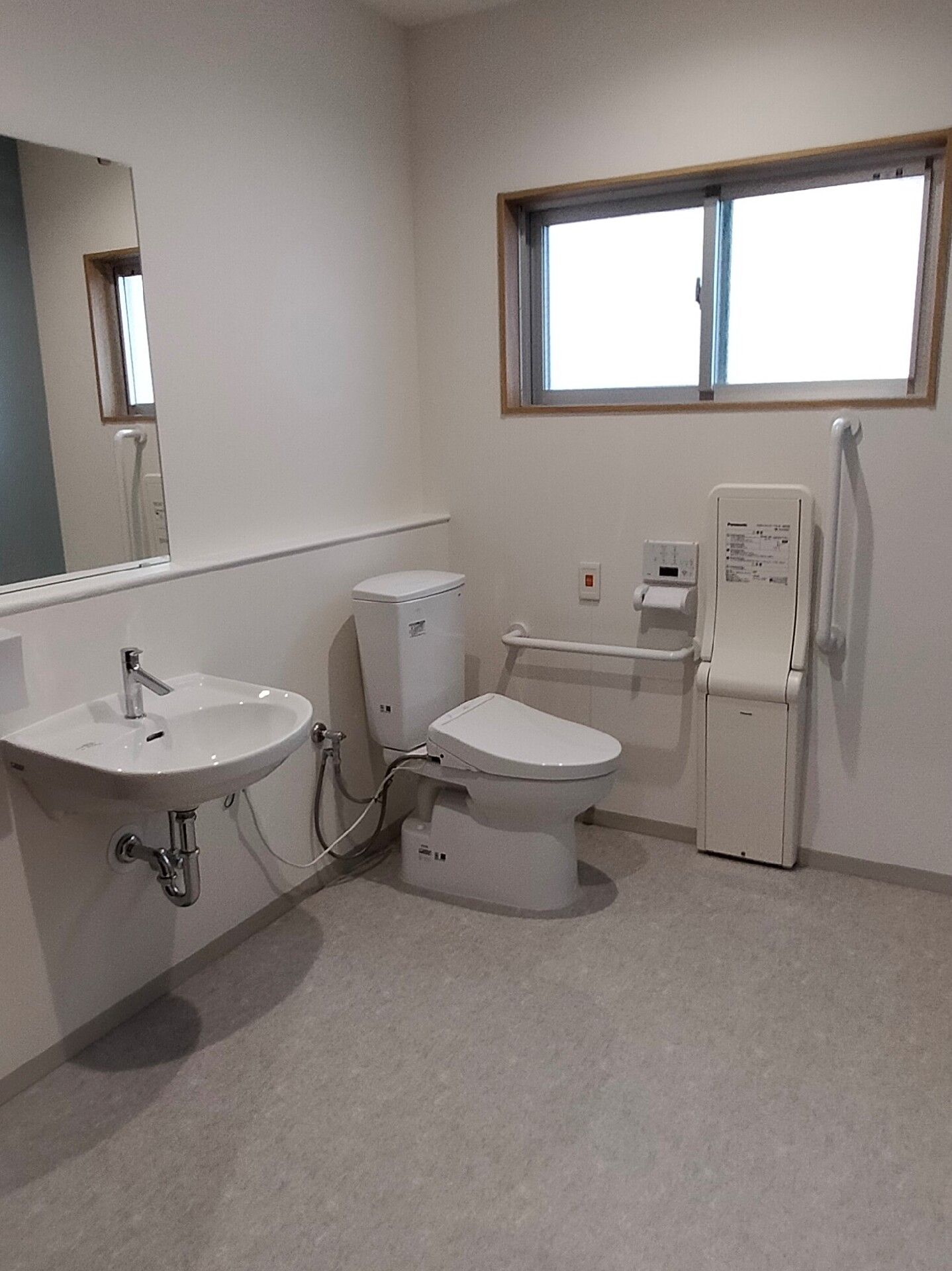 広いトイレには手すりやバーが付き、鏡が付いた車いす対応の洗面所もある。