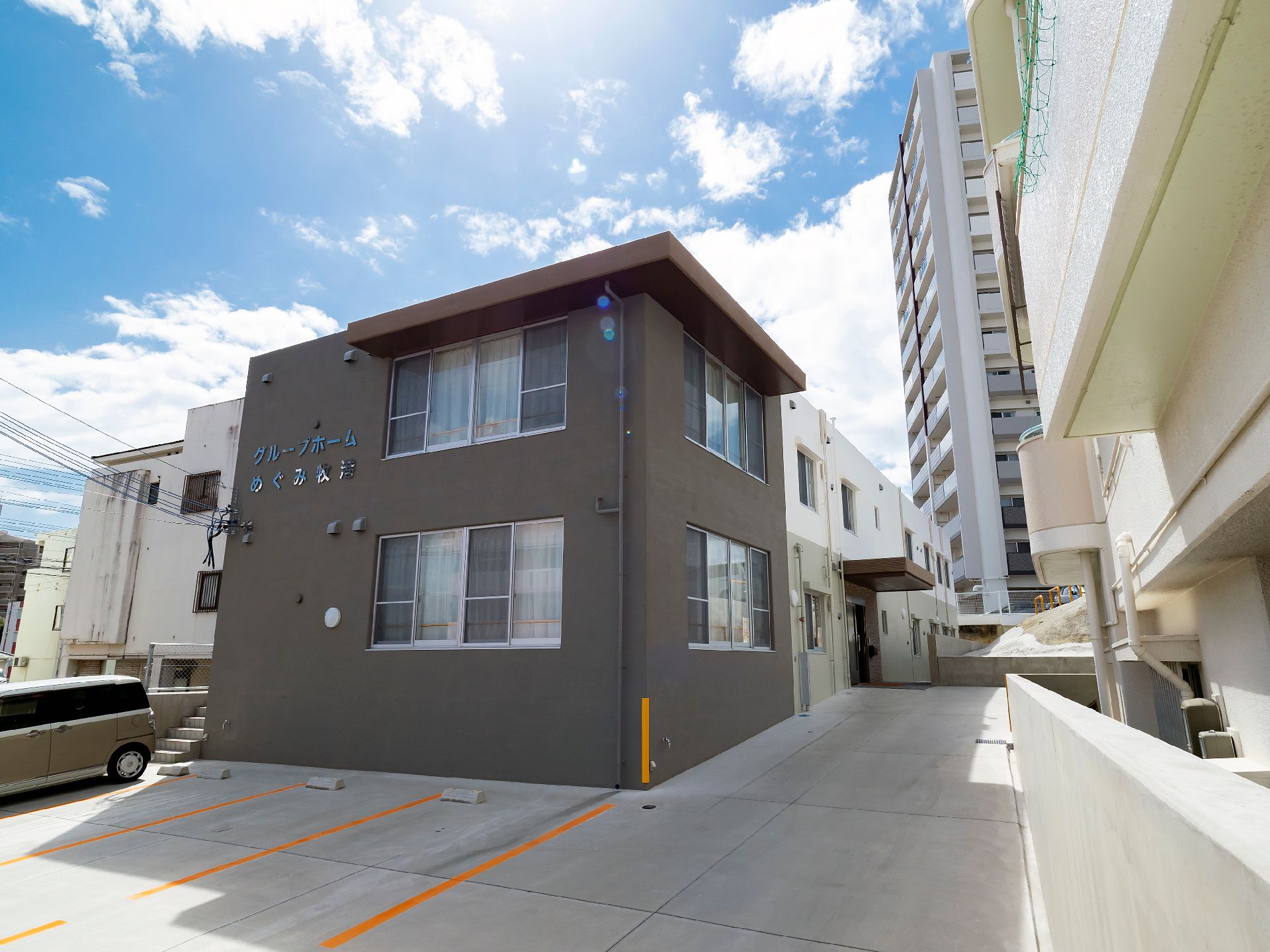 2階建てのグループホームの外観