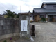 入口付近の介護施設の外観