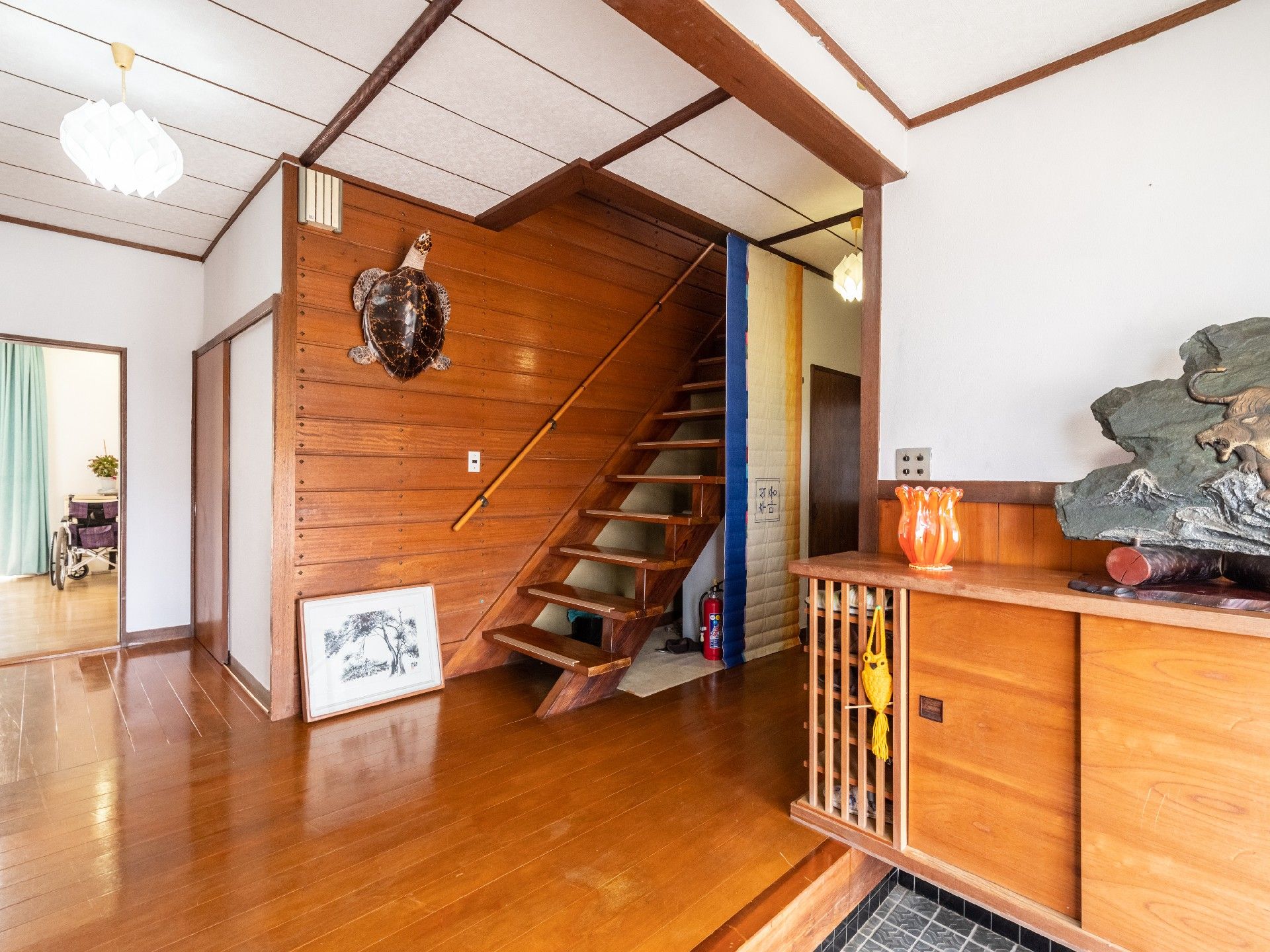 階段が設置されているアットホームな雰囲気の館内には手すりが付いた通路があり、絵画なども飾られている。