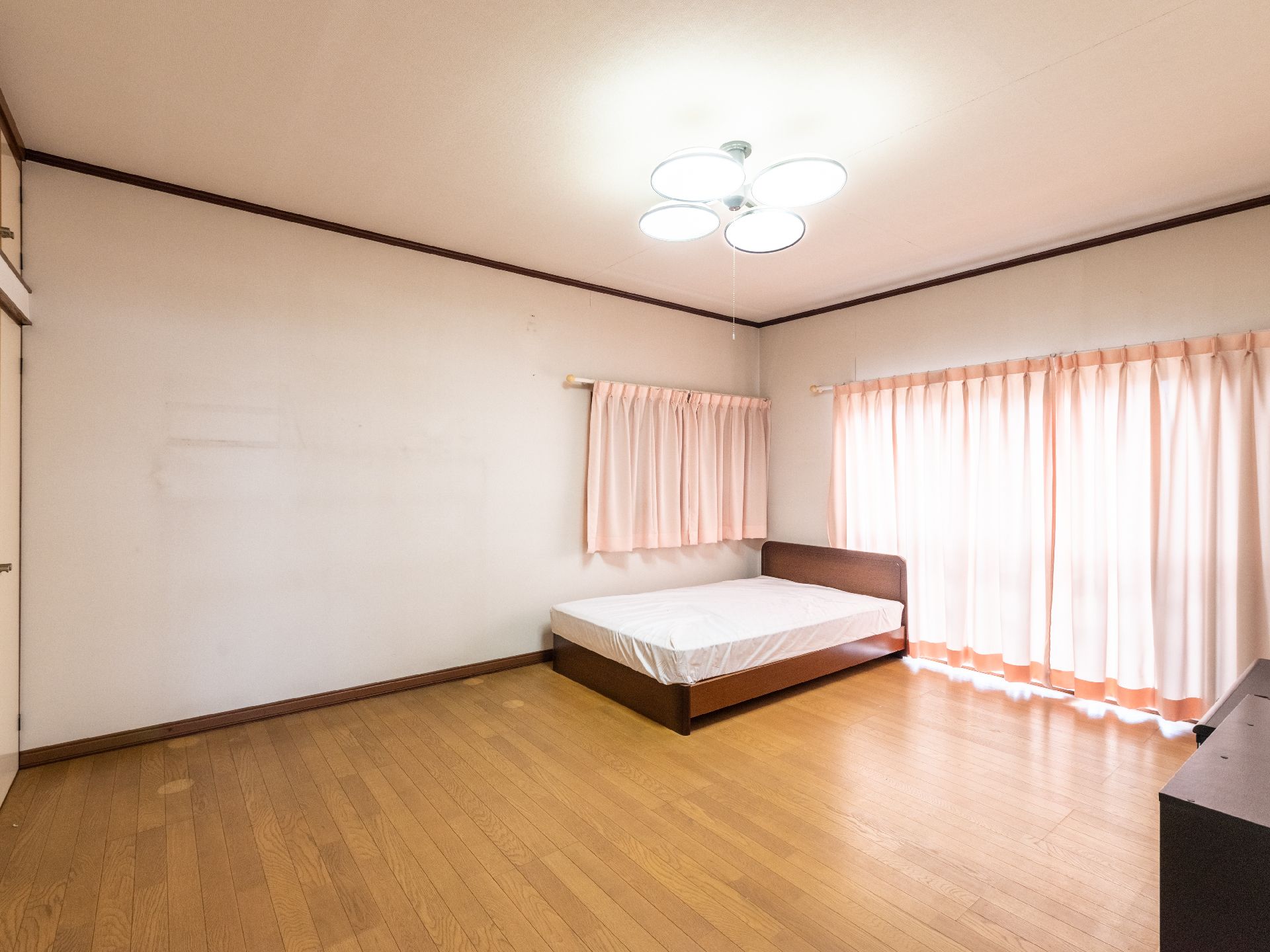 ゆったりとした個室の寝室