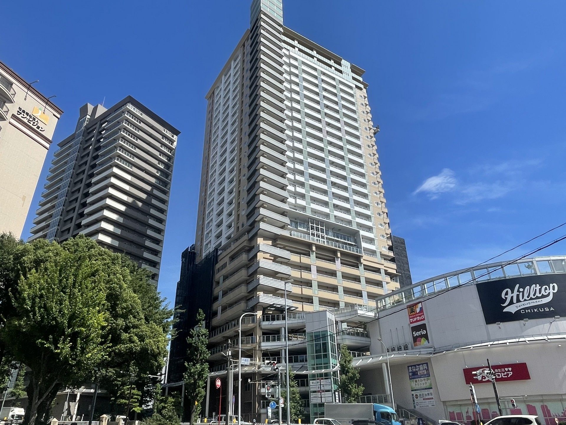 高層のビルが2つと手前にカラフルな広告の付いた建物が1つ