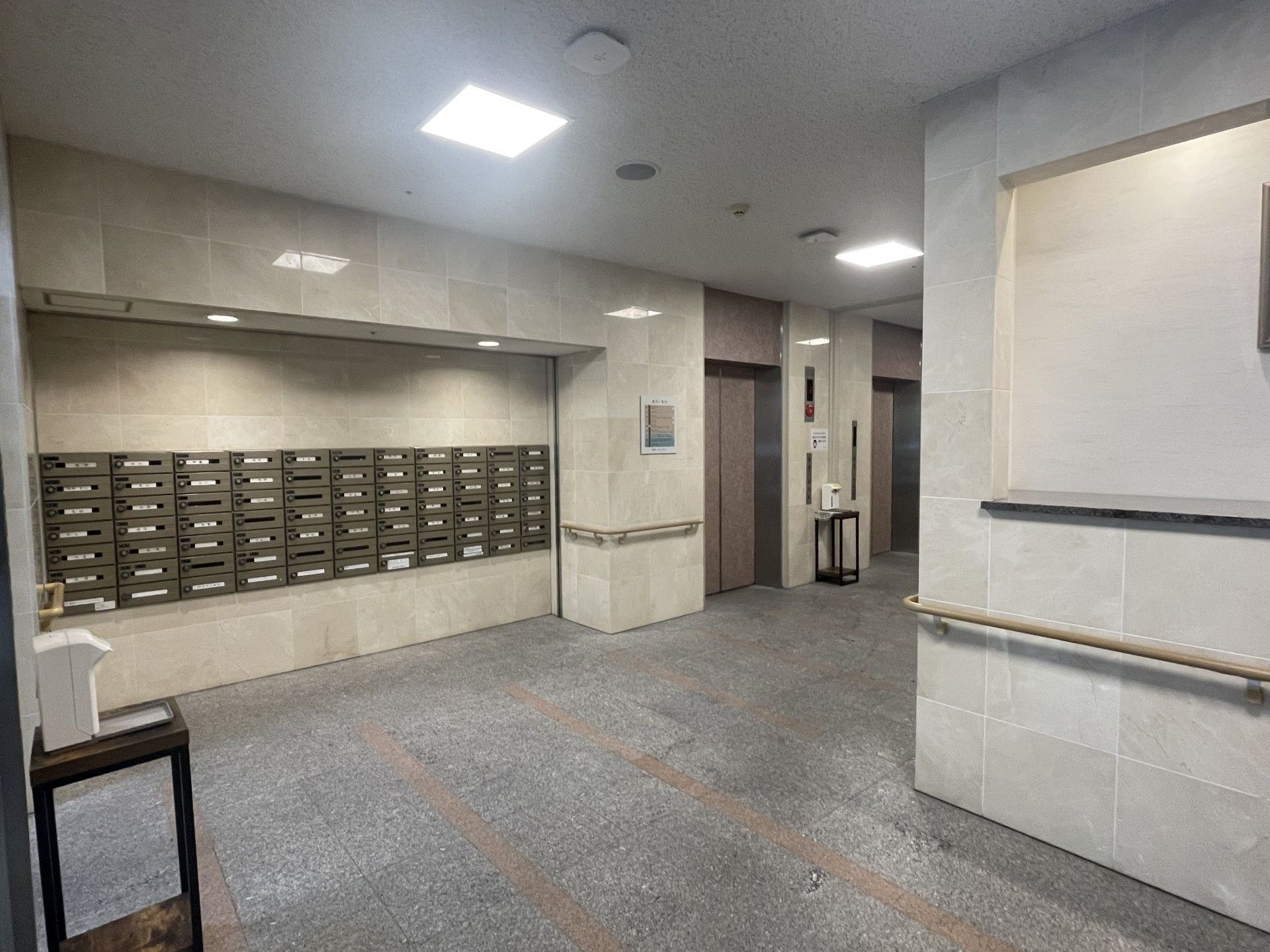 明るいエントランスホール