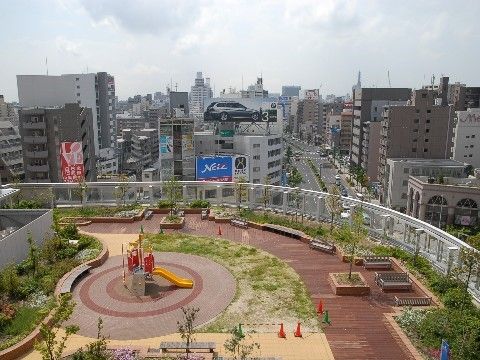 近隣の商業施設の屋上には大きな広場があり、秋にはお祭りが行われる。天気の日には散策や日光浴などを楽しむことができる。