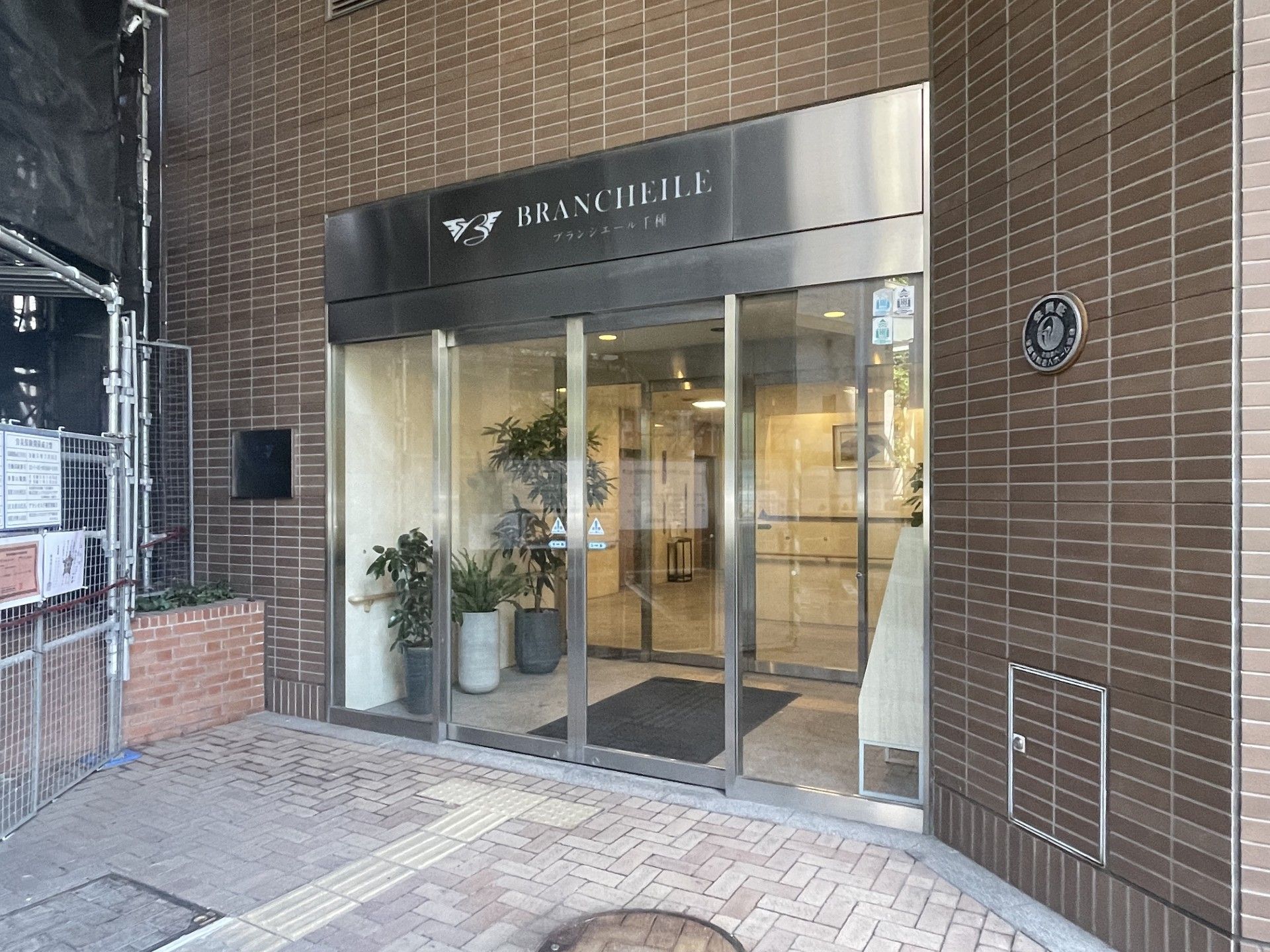入り口の自動ドア施設