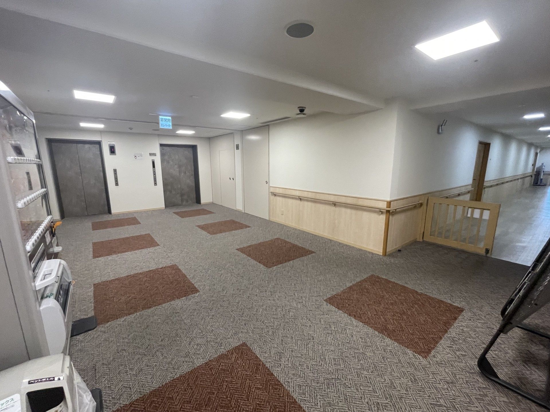 広々とした廊下の様子