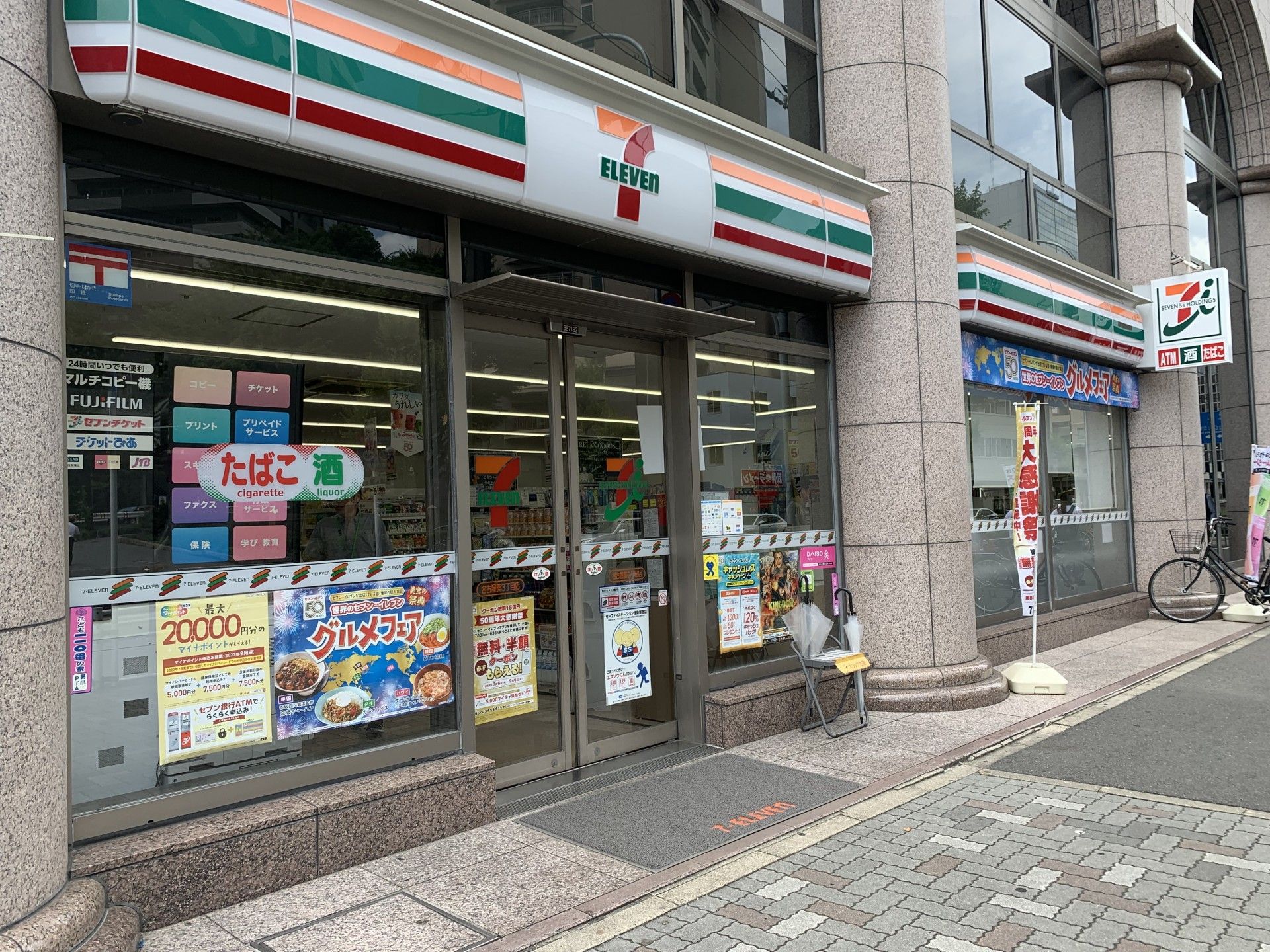 近隣にコンビニエンスストアがあり、24時間営業しているので急な買い物や日用雑貨、食品の買い物に便利である。
