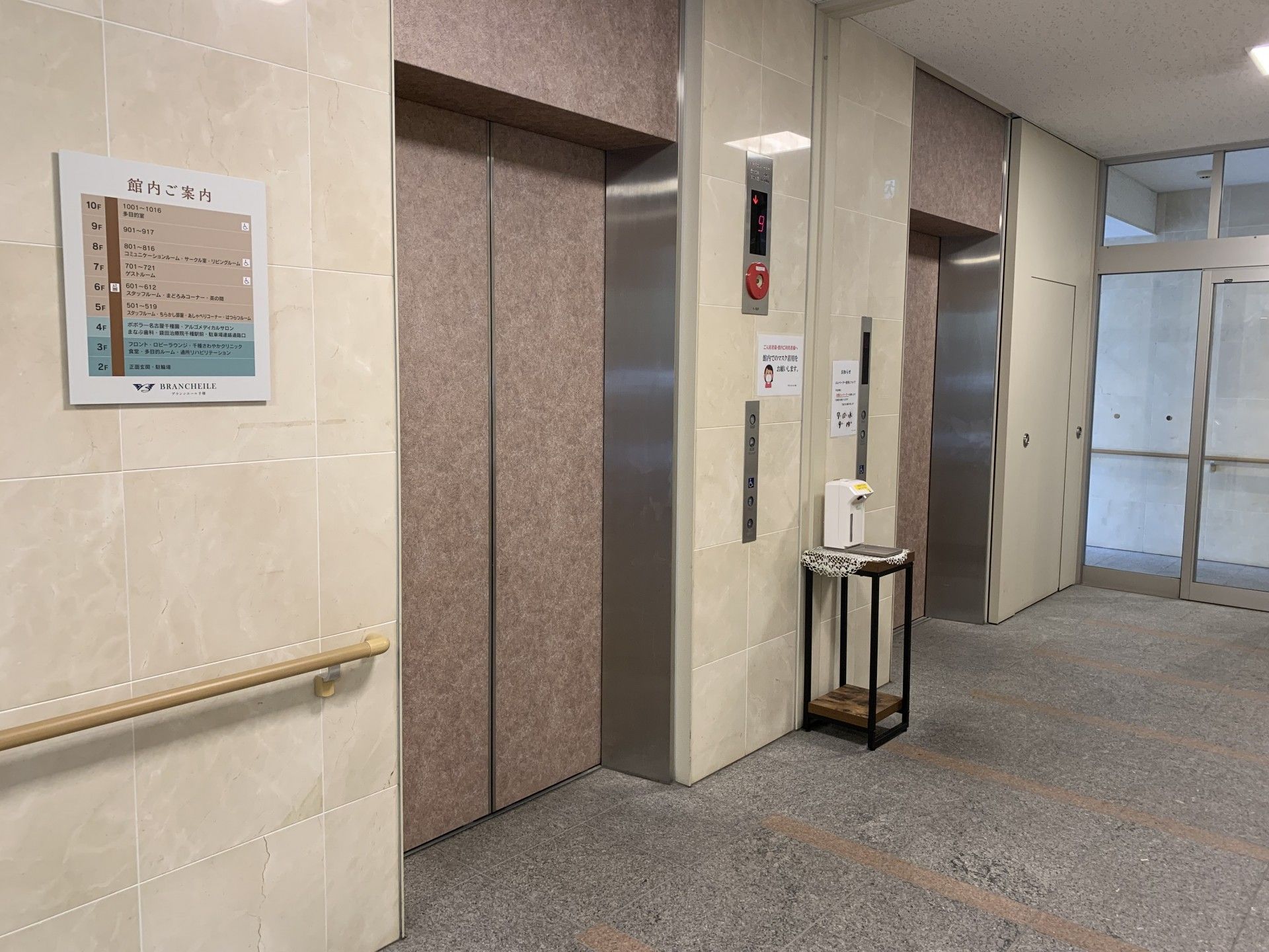 清潔なエレベーターホール