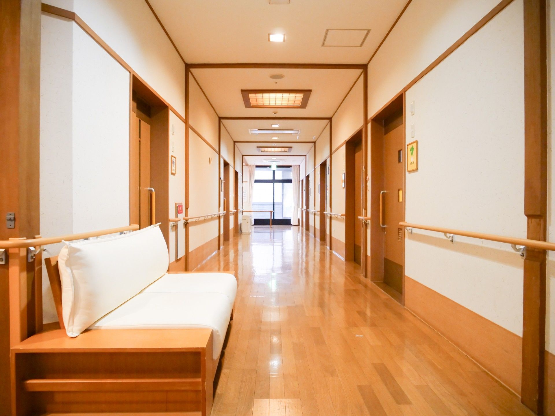 明るく広々とした廊下