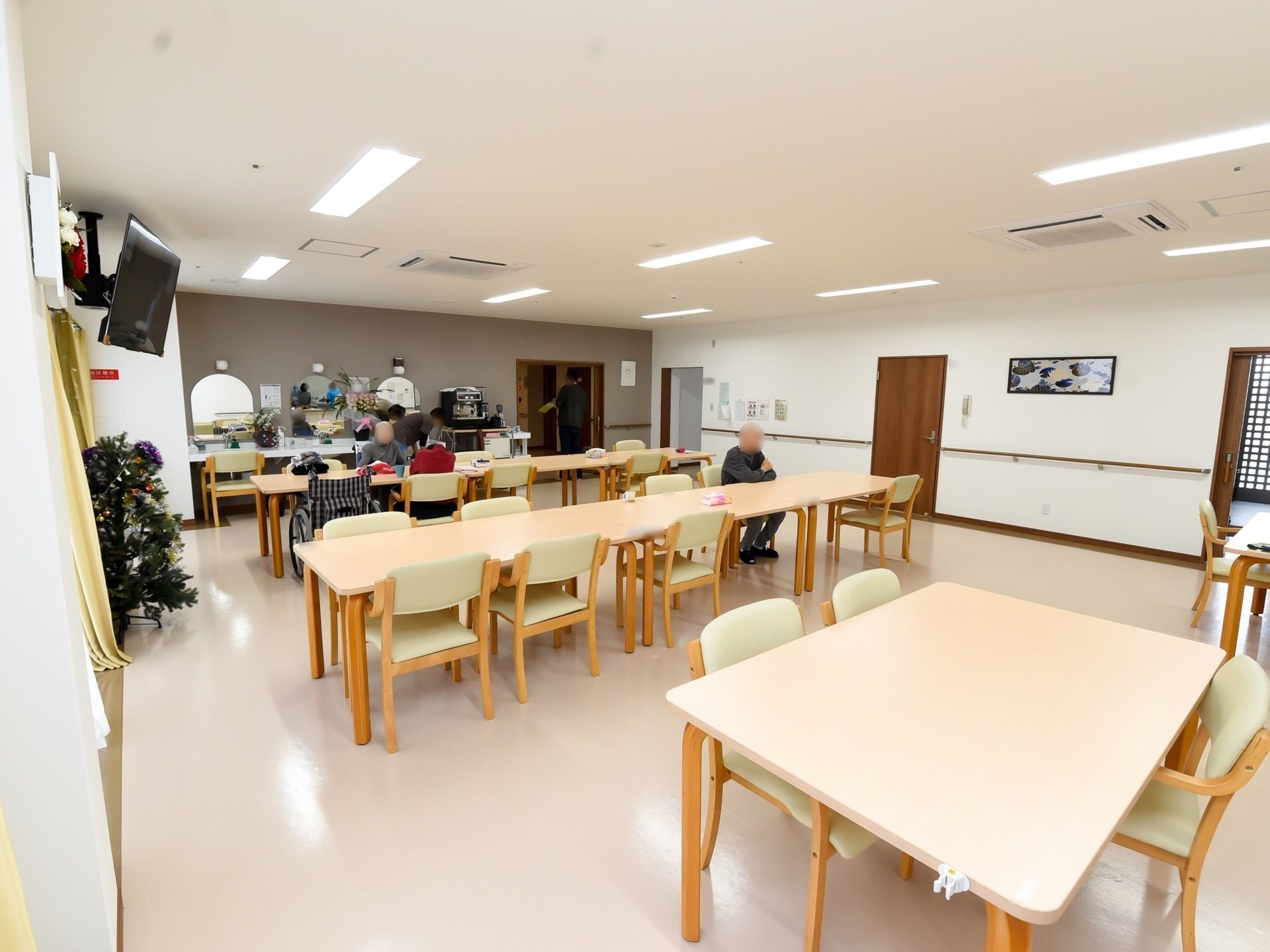 いくつもの座席が整然と並べられている広い食堂。廊下と仕切りがなく、閉塞感がない。窓が大きく日の光で明るい。