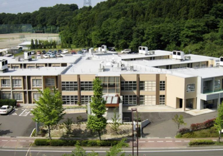 広々とした施設外観