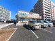 広々とした駐車場のある建物外観